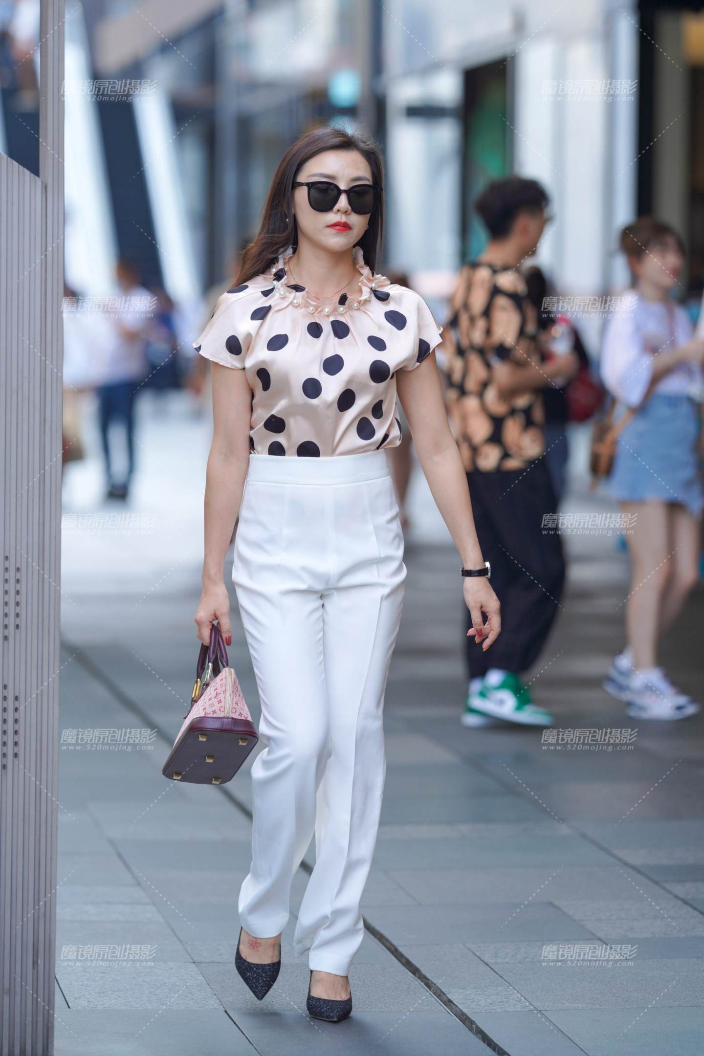 图片[1]-白裤女子-街拍流行馆