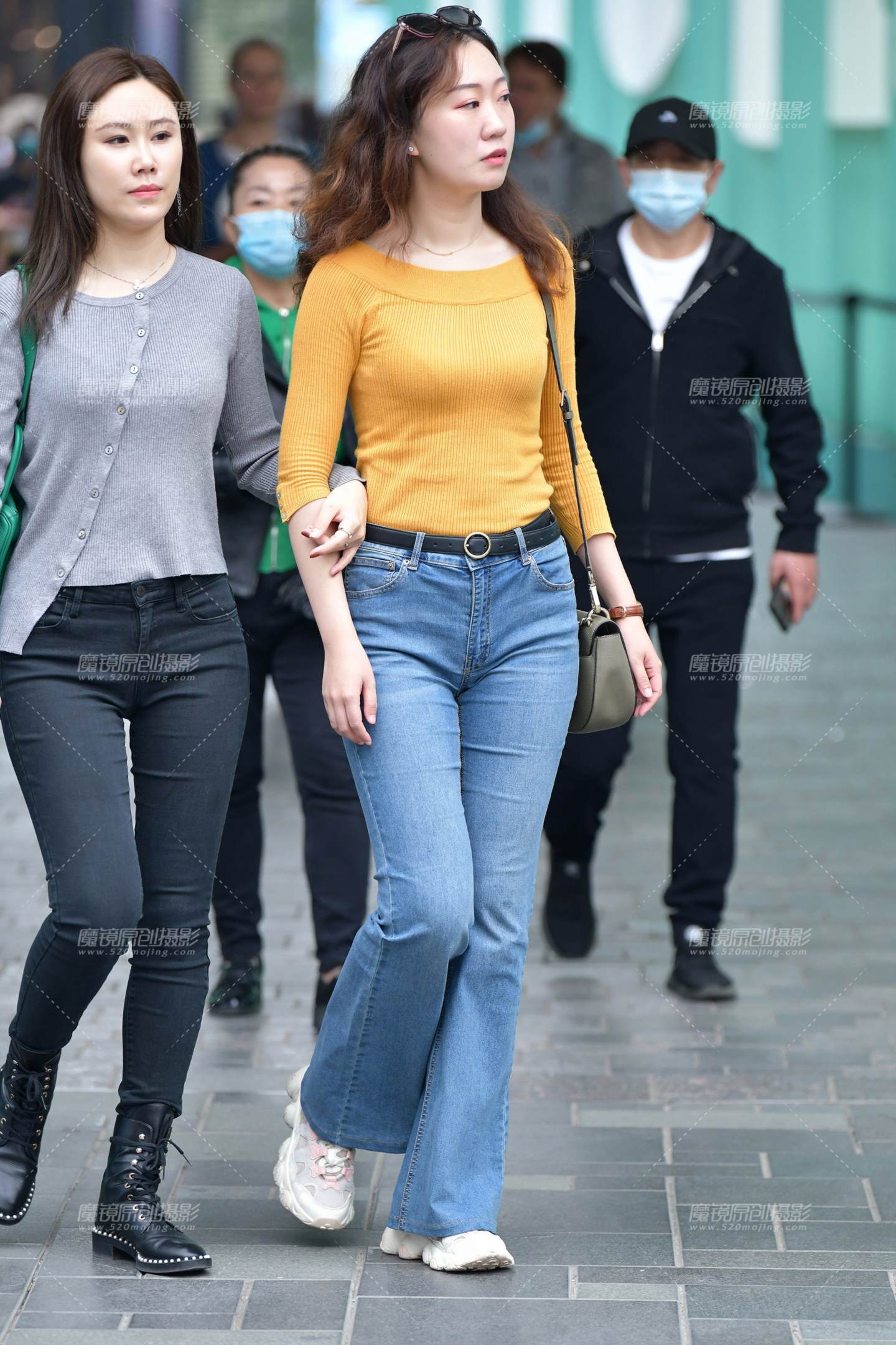 图片[1]-丰腴牛仔裤美女-街拍流行馆