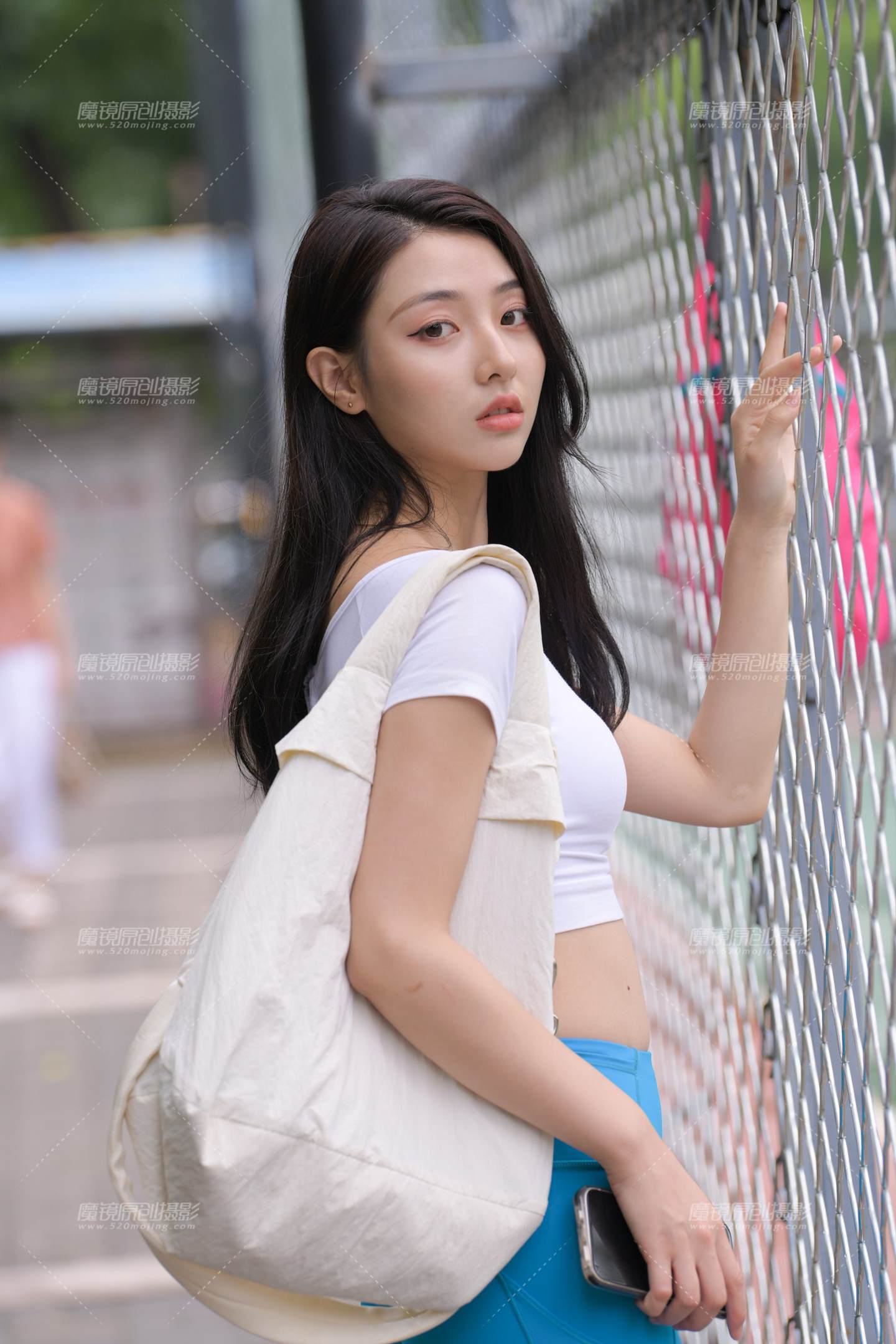 图片[3]-蓝色瑜伽裤美女-街拍流行馆