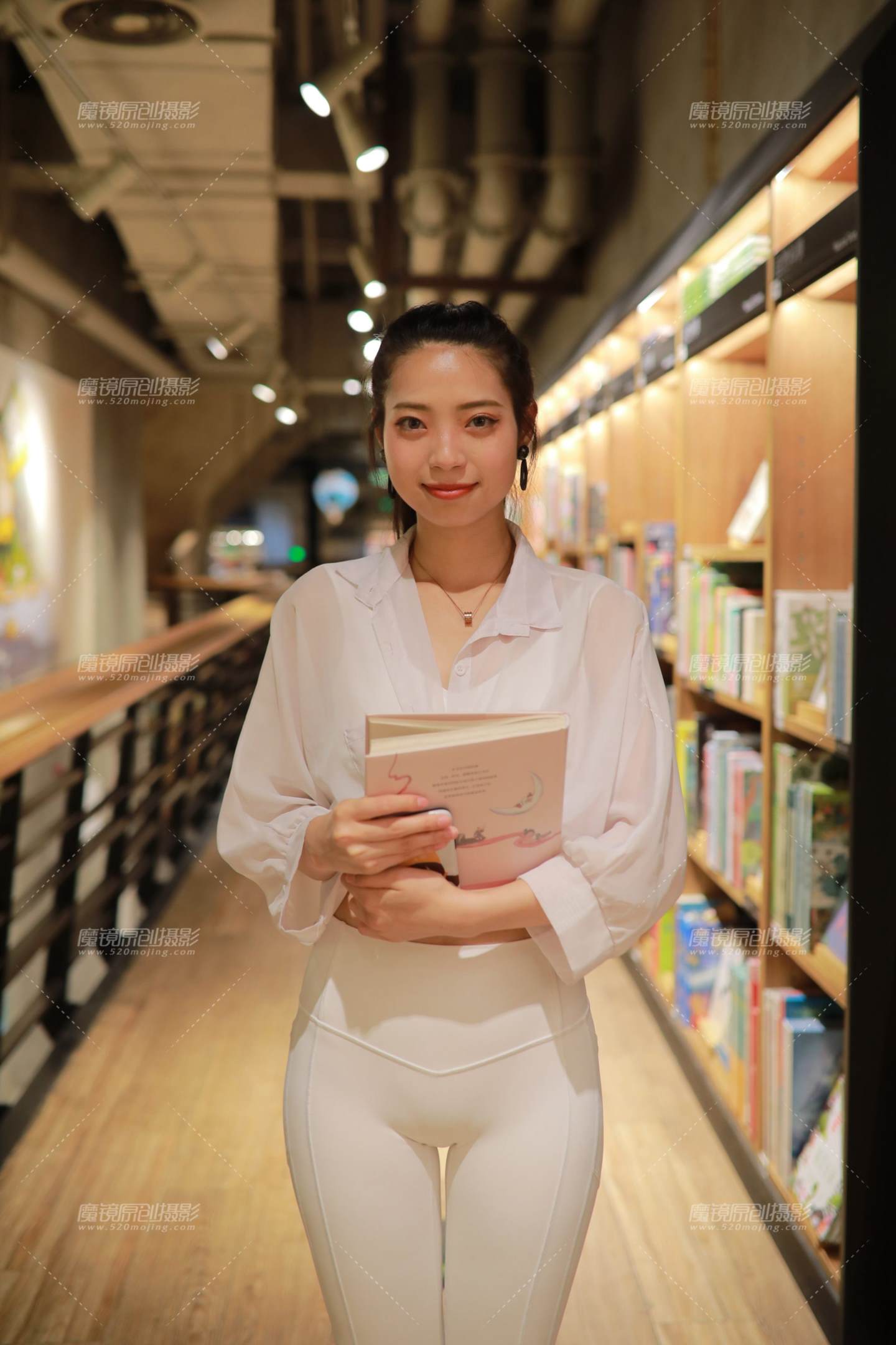 图片[5]-白色瑜伽裤女孩-街拍流行馆
