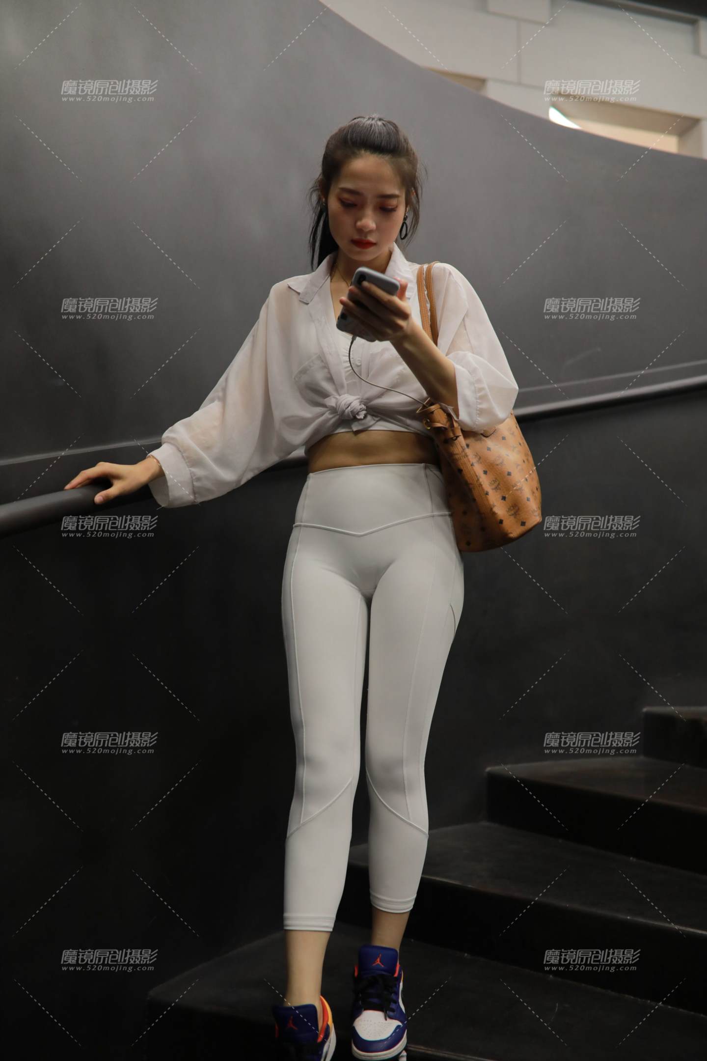 图片[2]-白色瑜伽裤女孩-街拍流行馆