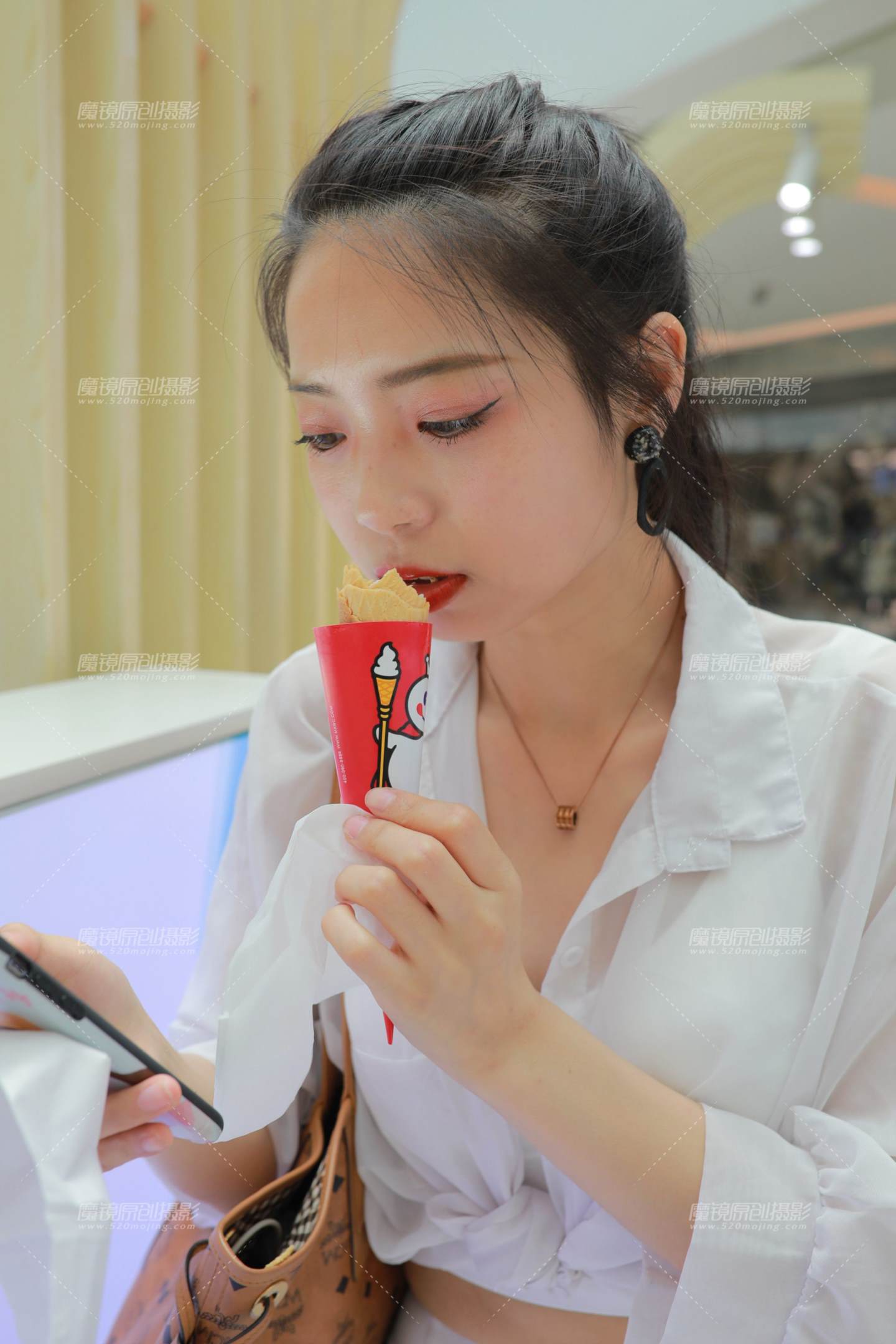 图片[1]-白色瑜伽裤女孩-街拍流行馆