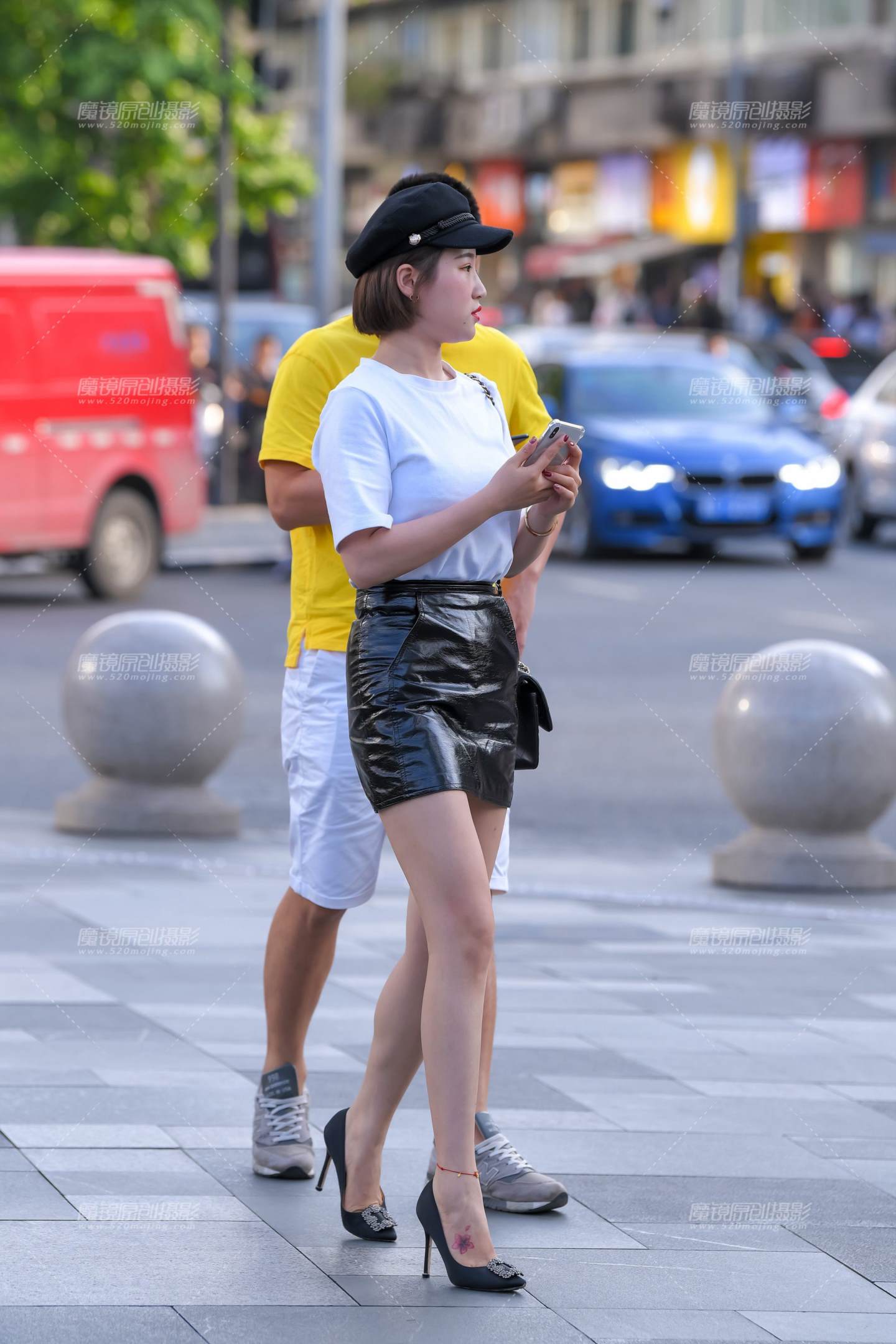 图片[3]-黑皮裙高跟美女-街拍流行馆