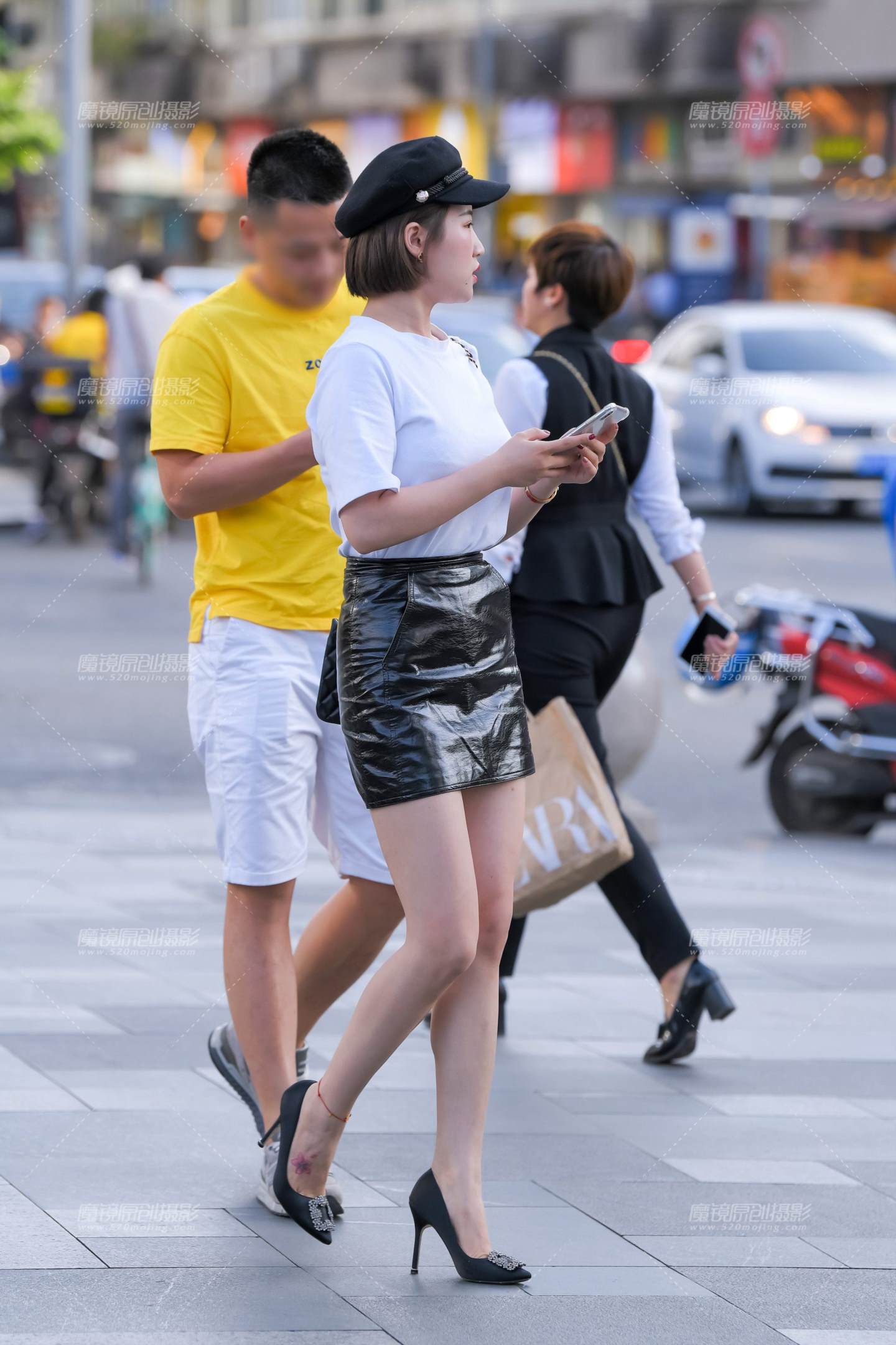 图片[5]-黑皮裙高跟美女-街拍流行馆