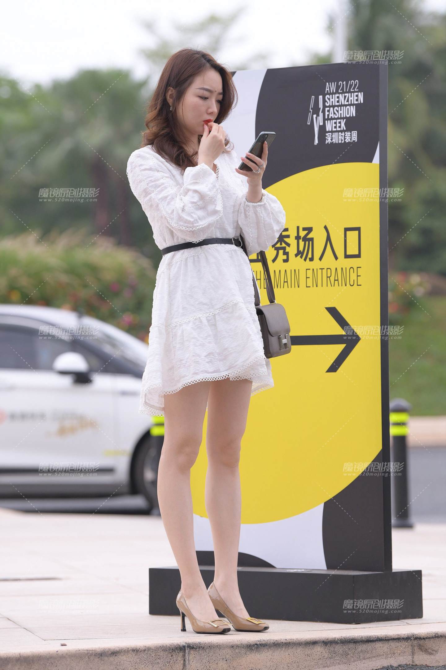 图片[1]-白裙美腿女子-街拍流行馆