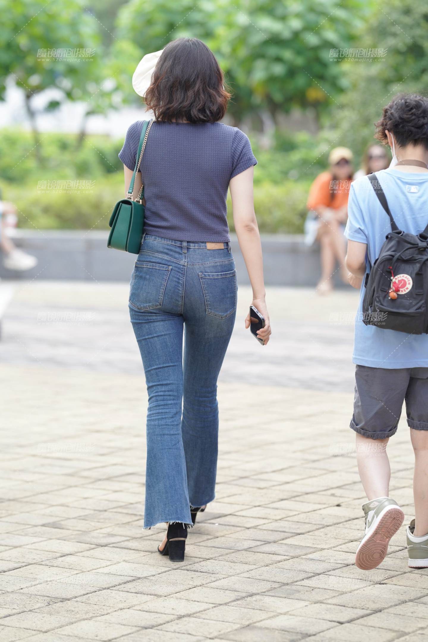 图片[2]-小姐姐随意的打扮 看着却很舒适-街拍流行馆