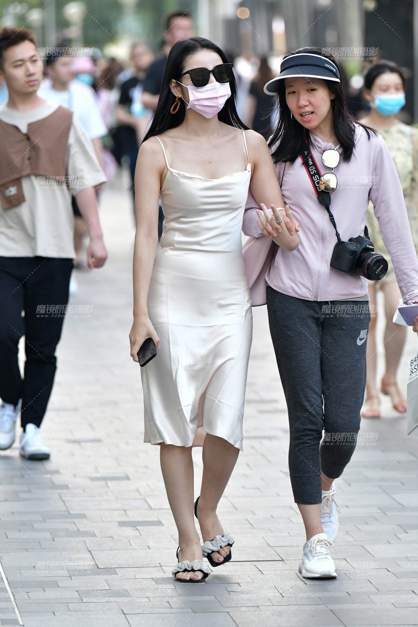 图片[1]-逛街长裙美女-街拍流行馆