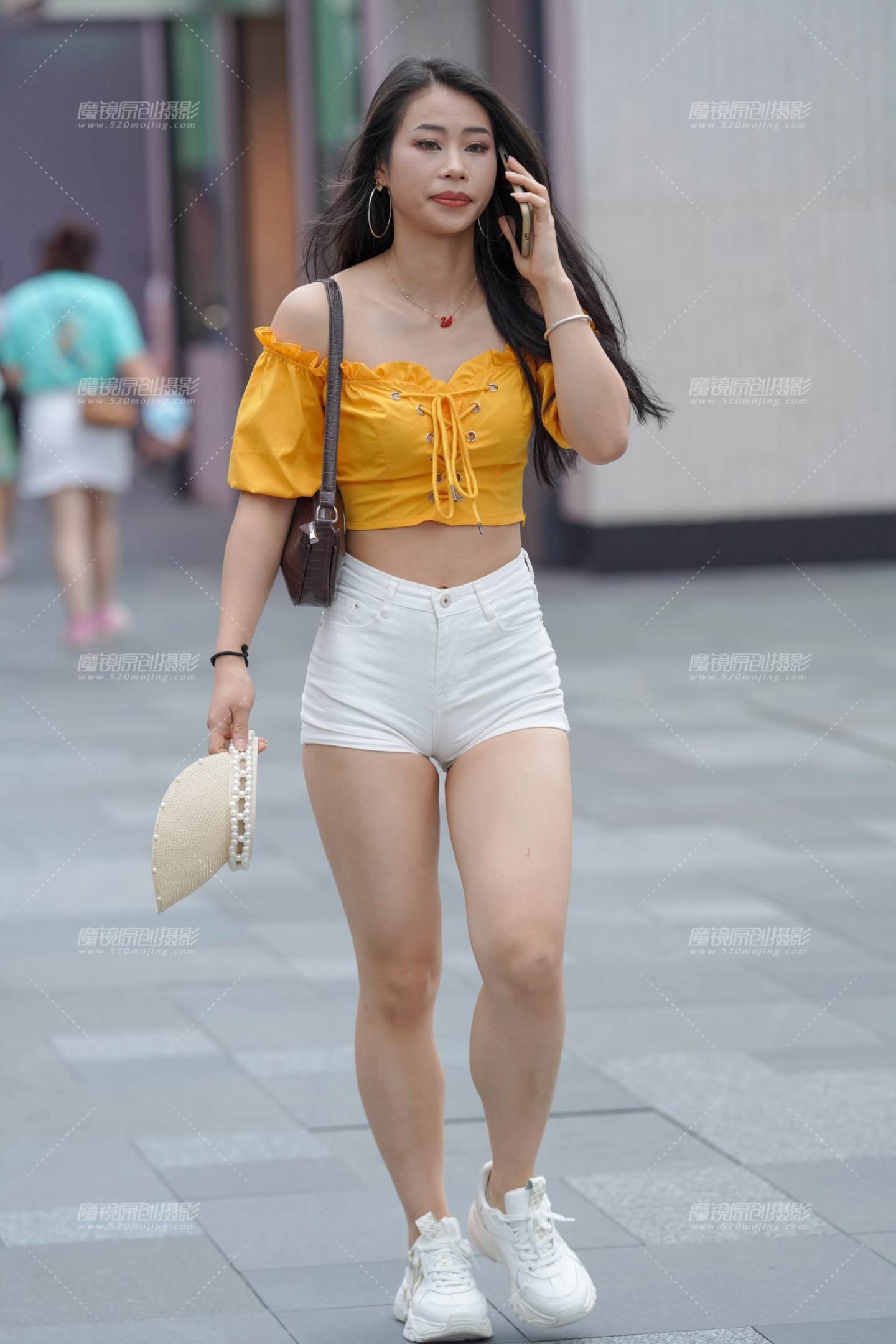 图片[3]-紧致的热裤女孩-街拍流行馆