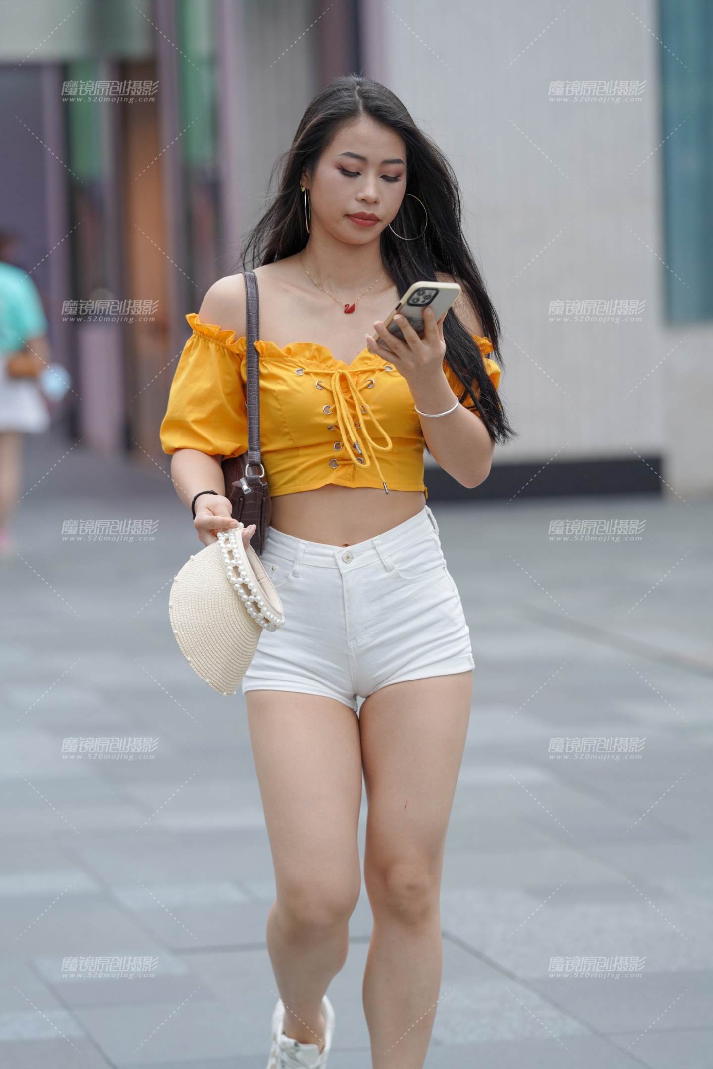 图片[4]-紧致的热裤女孩-街拍流行馆