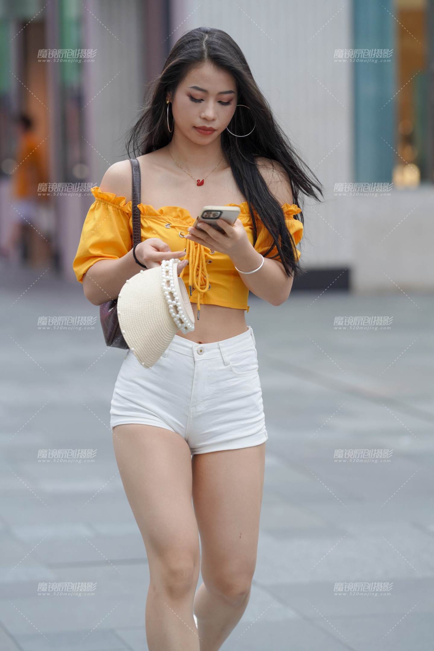 图片[5]-紧致的热裤女孩-街拍流行馆