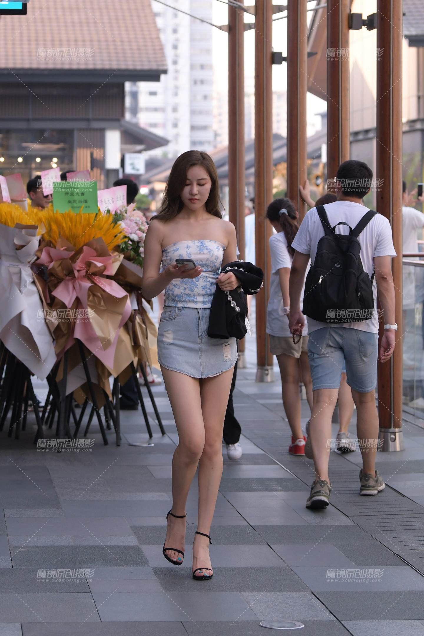 图片[3]-性感裹胸短裙美腿小姐姐-街拍流行馆
