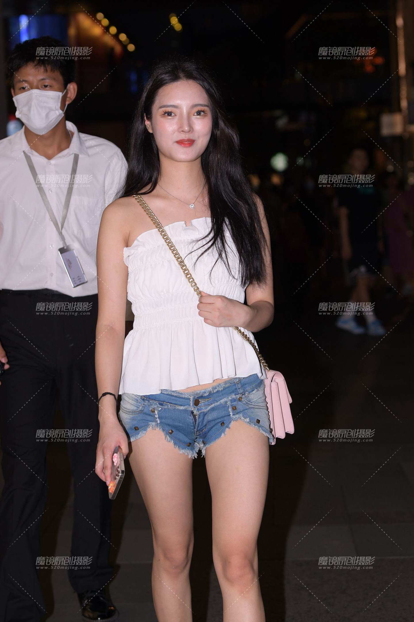 图片[1]-夜拍迷你热裤美眉~-街拍流行馆