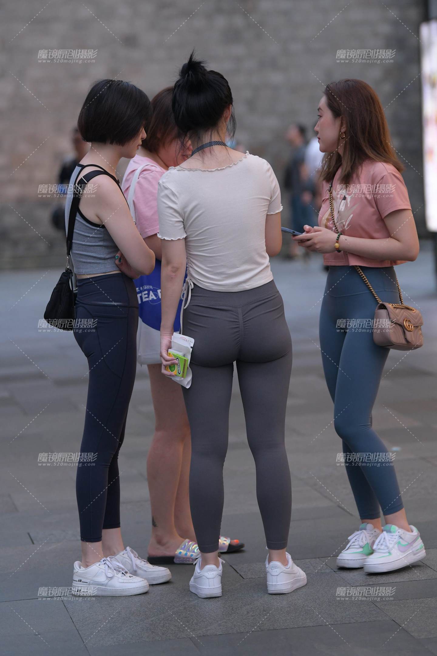 图片[2]-紧身裤小姐姐-街拍流行馆