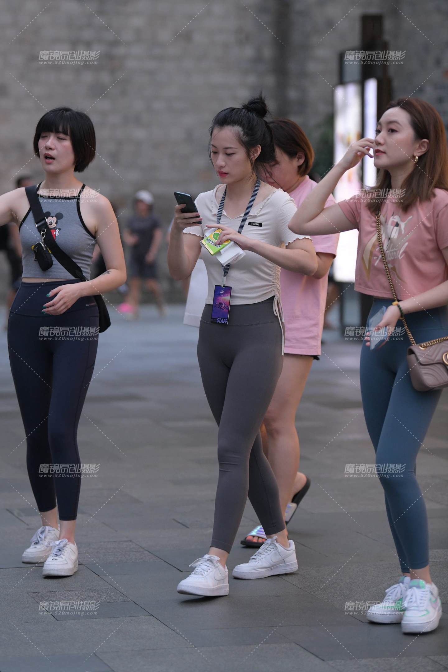 图片[3]-紧身裤小姐姐-街拍流行馆
