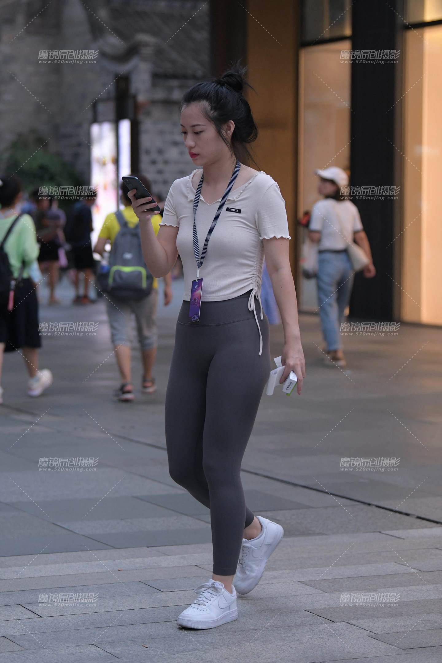 图片[4]-紧身裤小姐姐-街拍流行馆