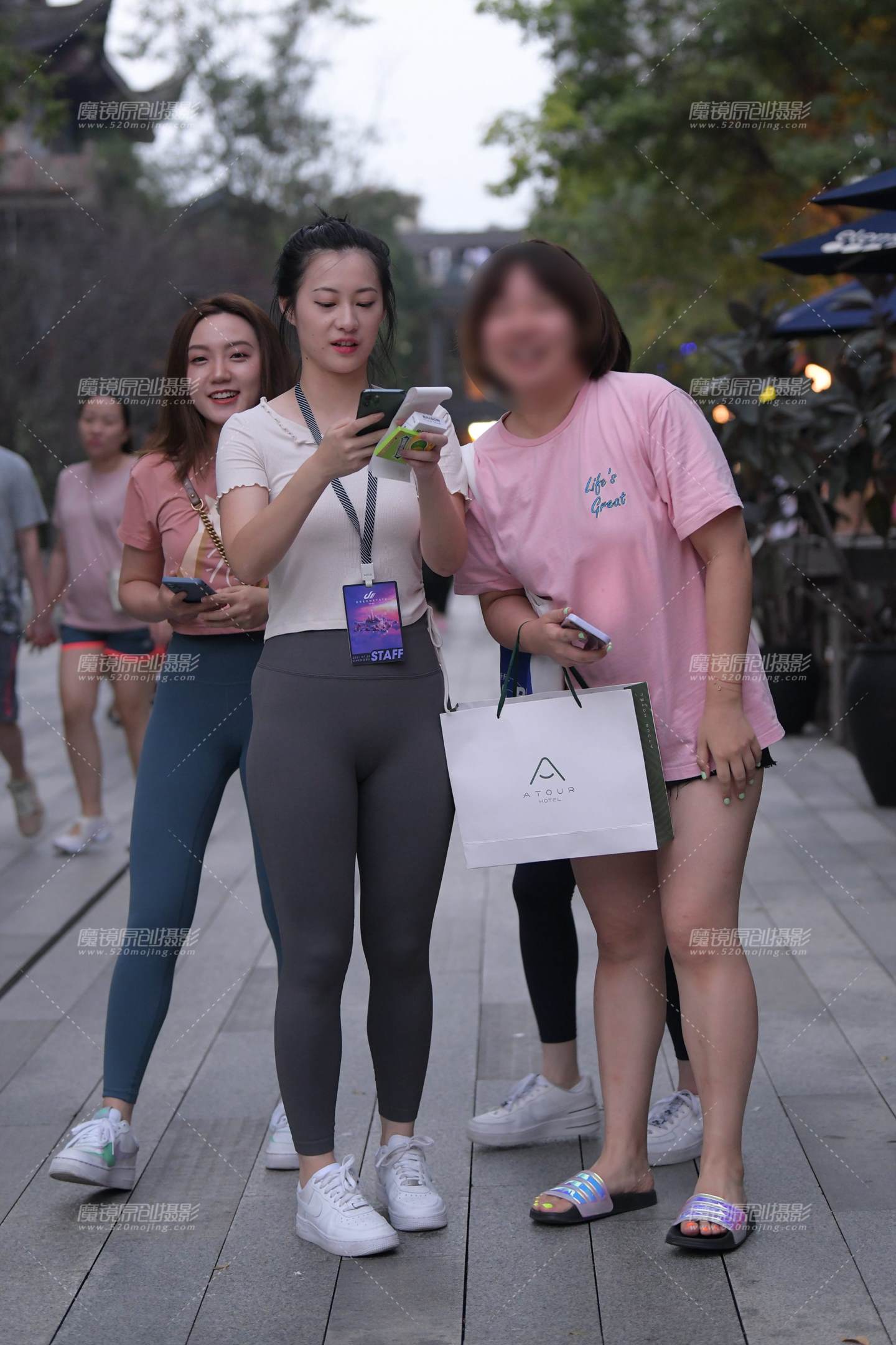 图片[1]-紧身裤小姐姐-街拍流行馆