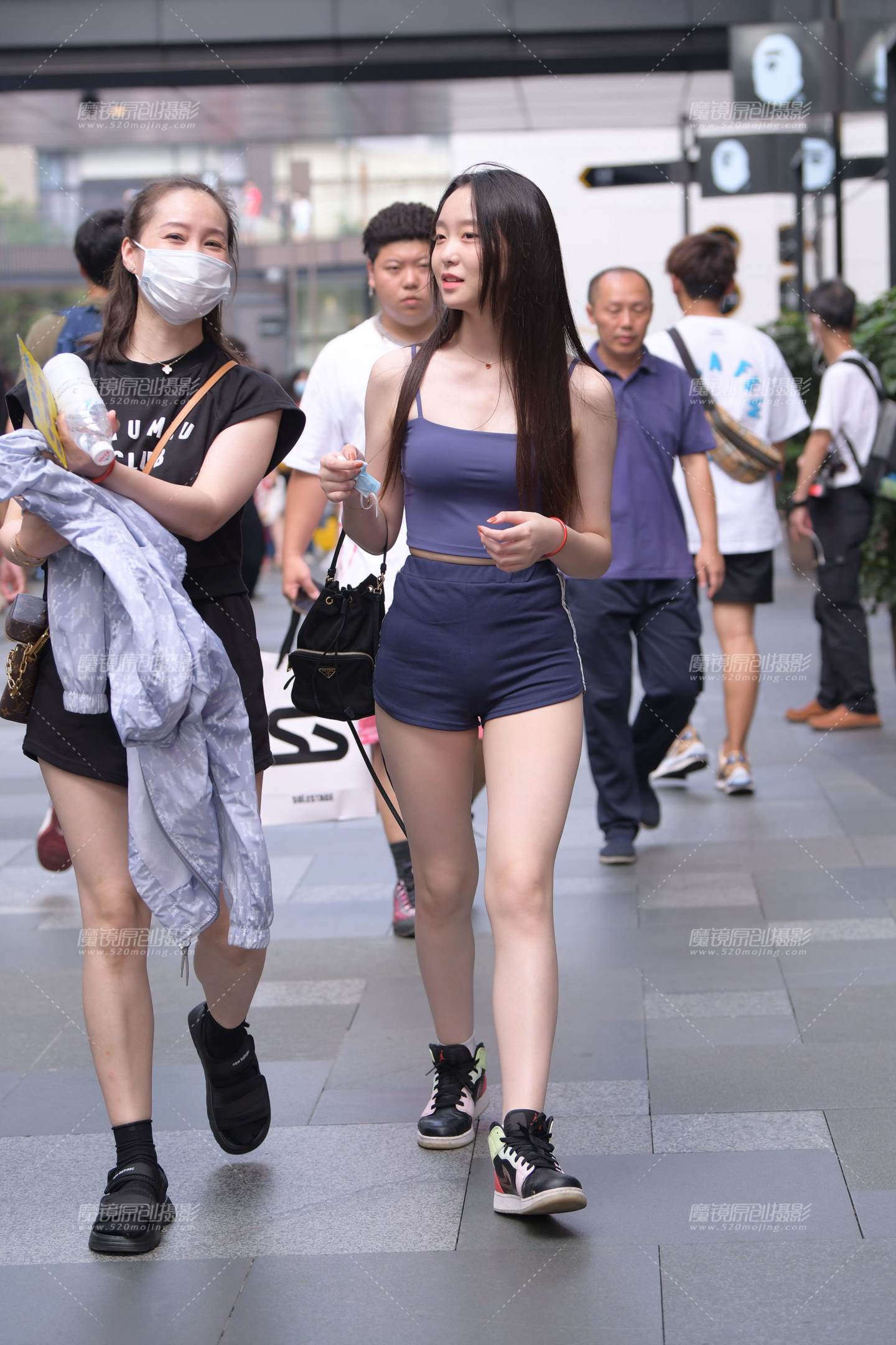 图片[1]-她清纯又性感，迷倒我了~-街拍流行馆