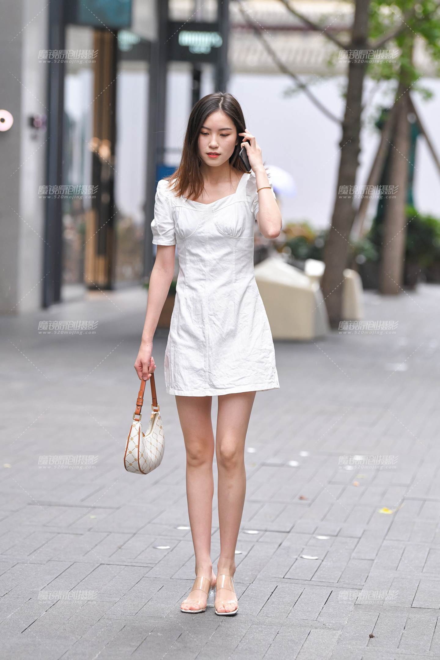 图片[1]-活泼的白裙小姐姐-街拍流行馆
