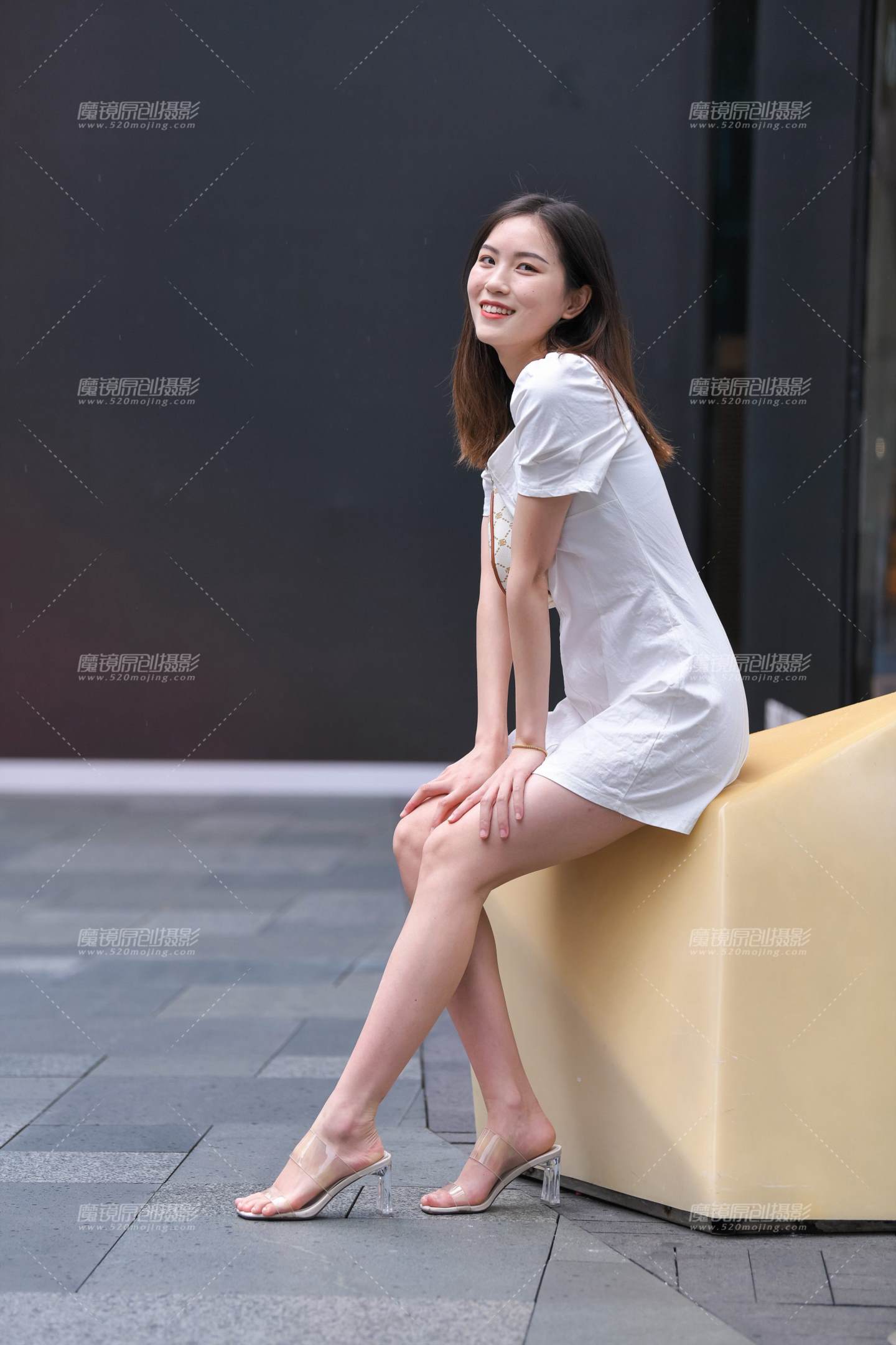 图片[2]-活泼的白裙小姐姐-街拍流行馆