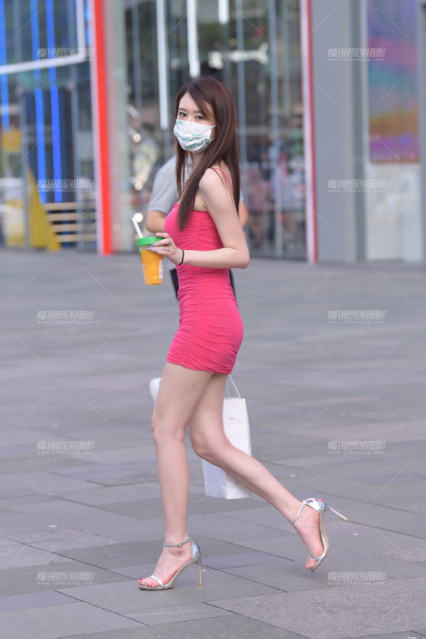 图片[5]-抹胸嫣红包臀裙小姐姐-街拍流行馆