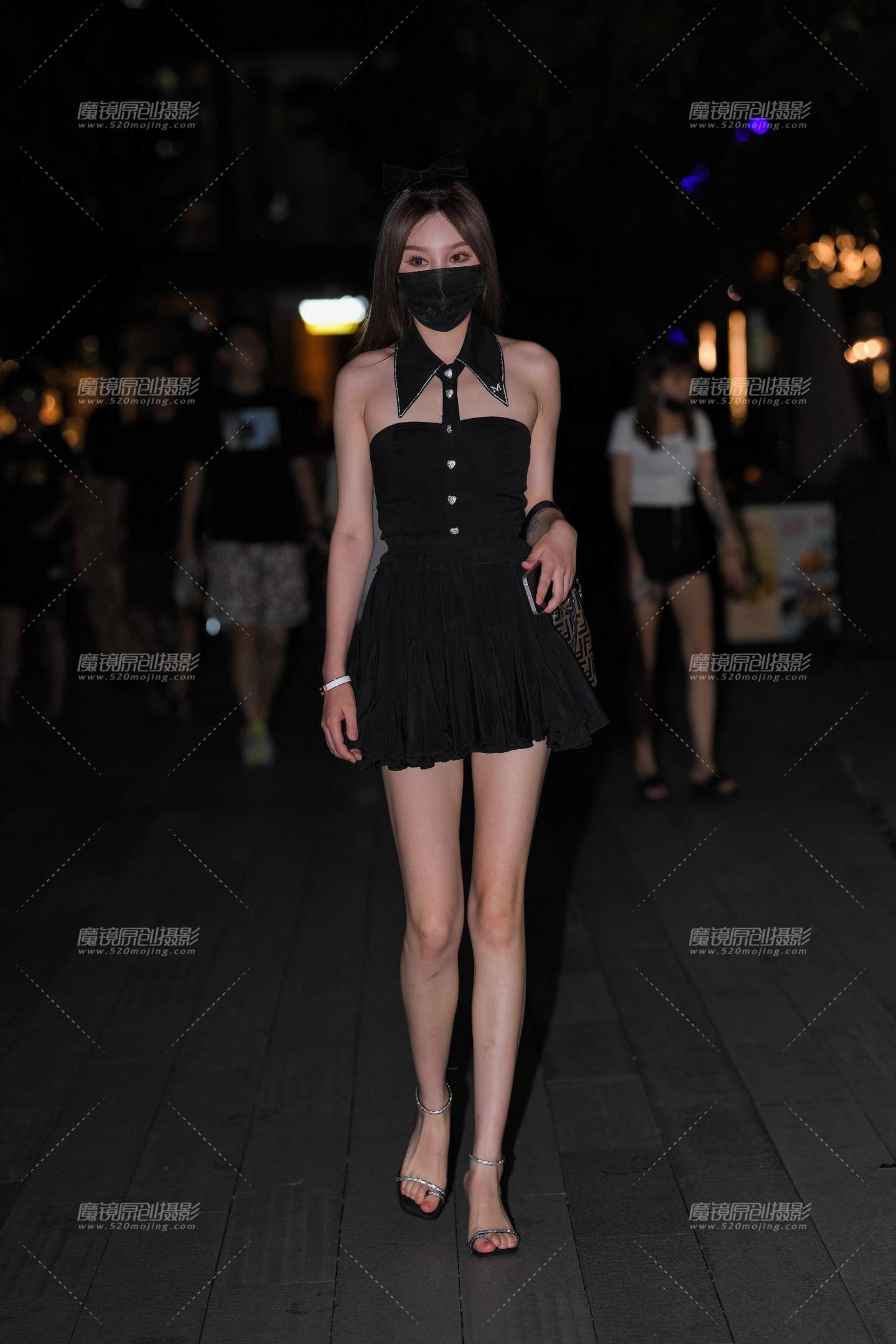图片[1]-黑短裙高跟鞋美女-街拍流行馆