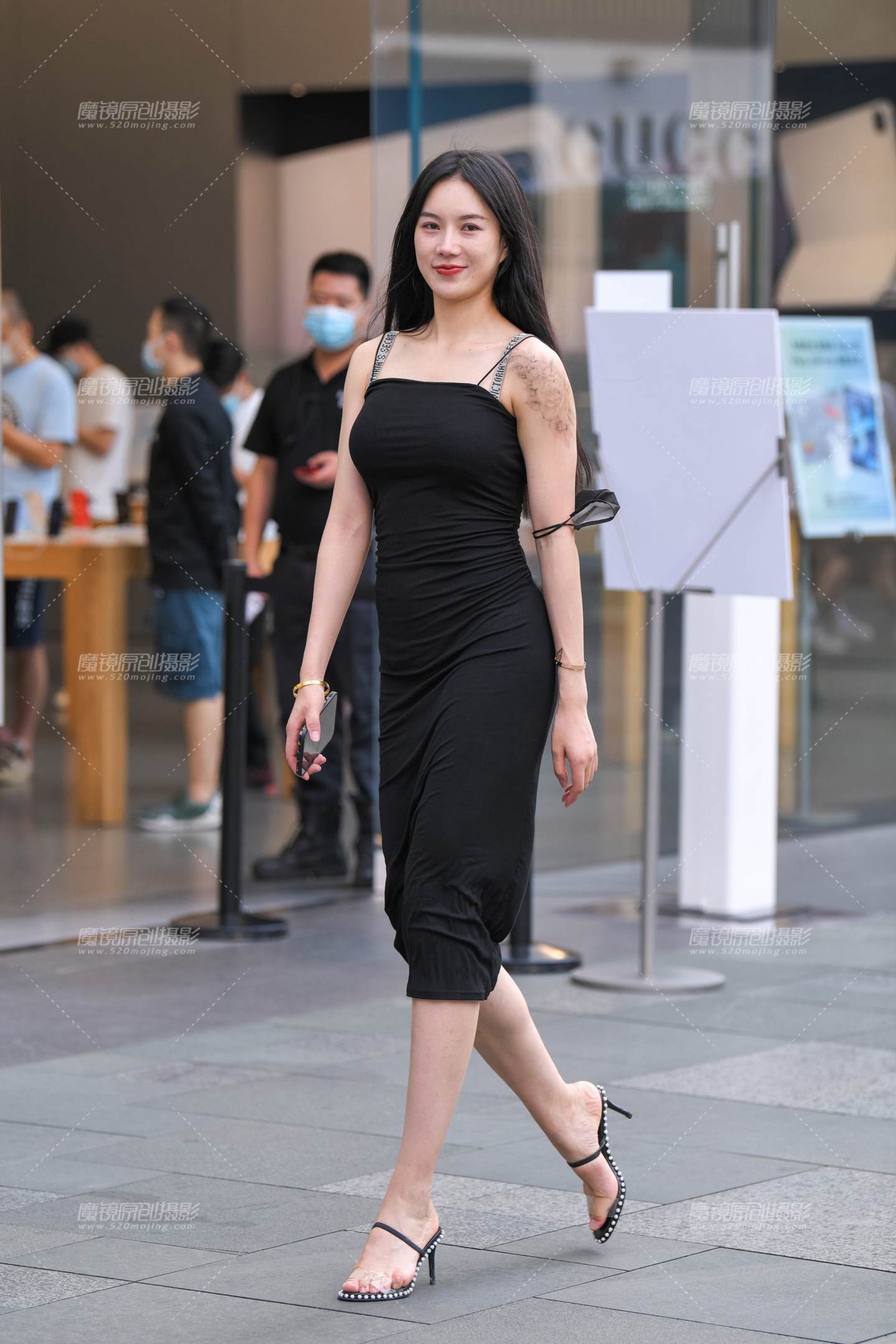 图片[4]-黑色吊带紧身裙-街拍流行馆