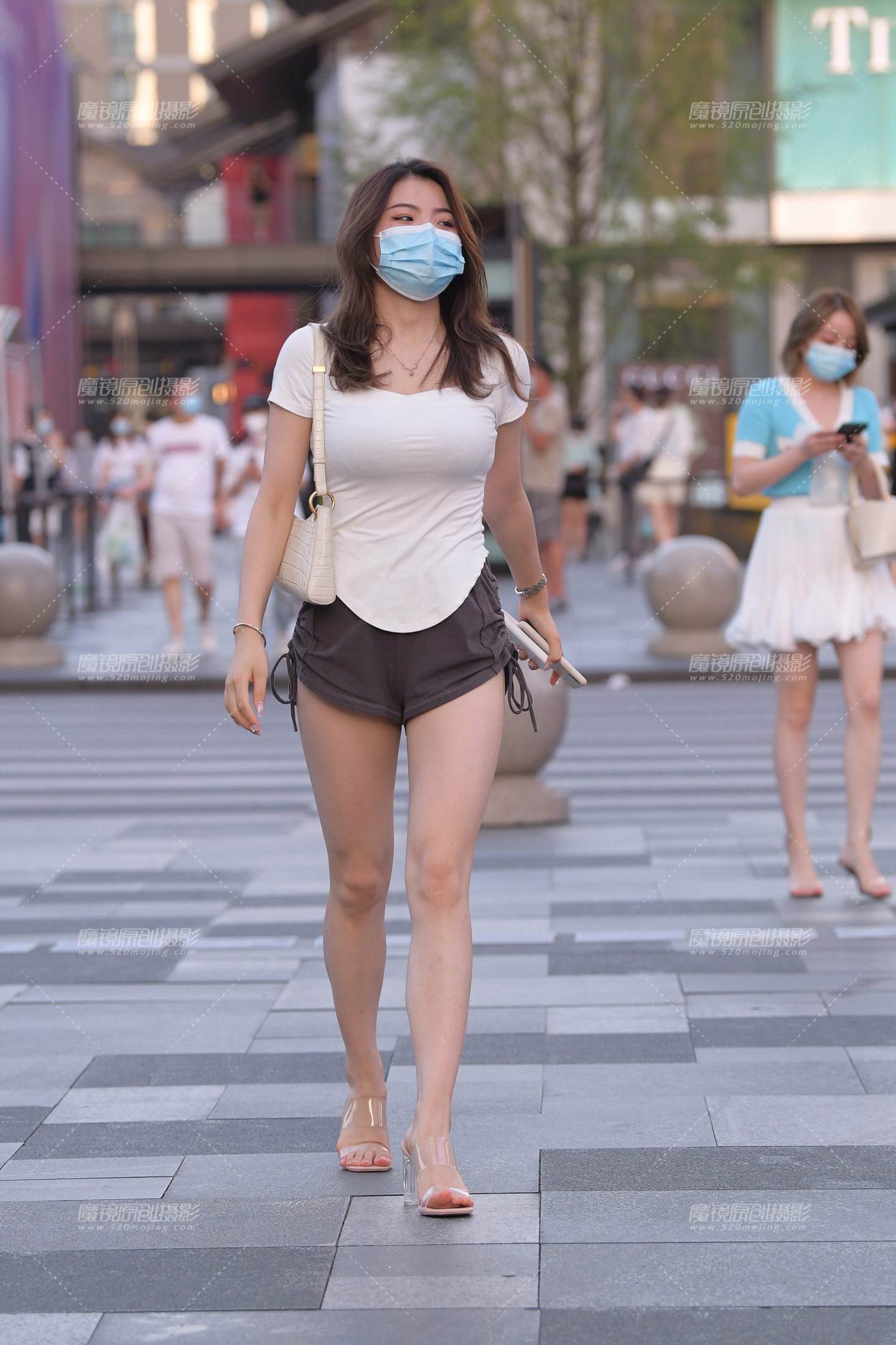 图片[1]-丰满的热裤大白腿美女-街拍流行馆