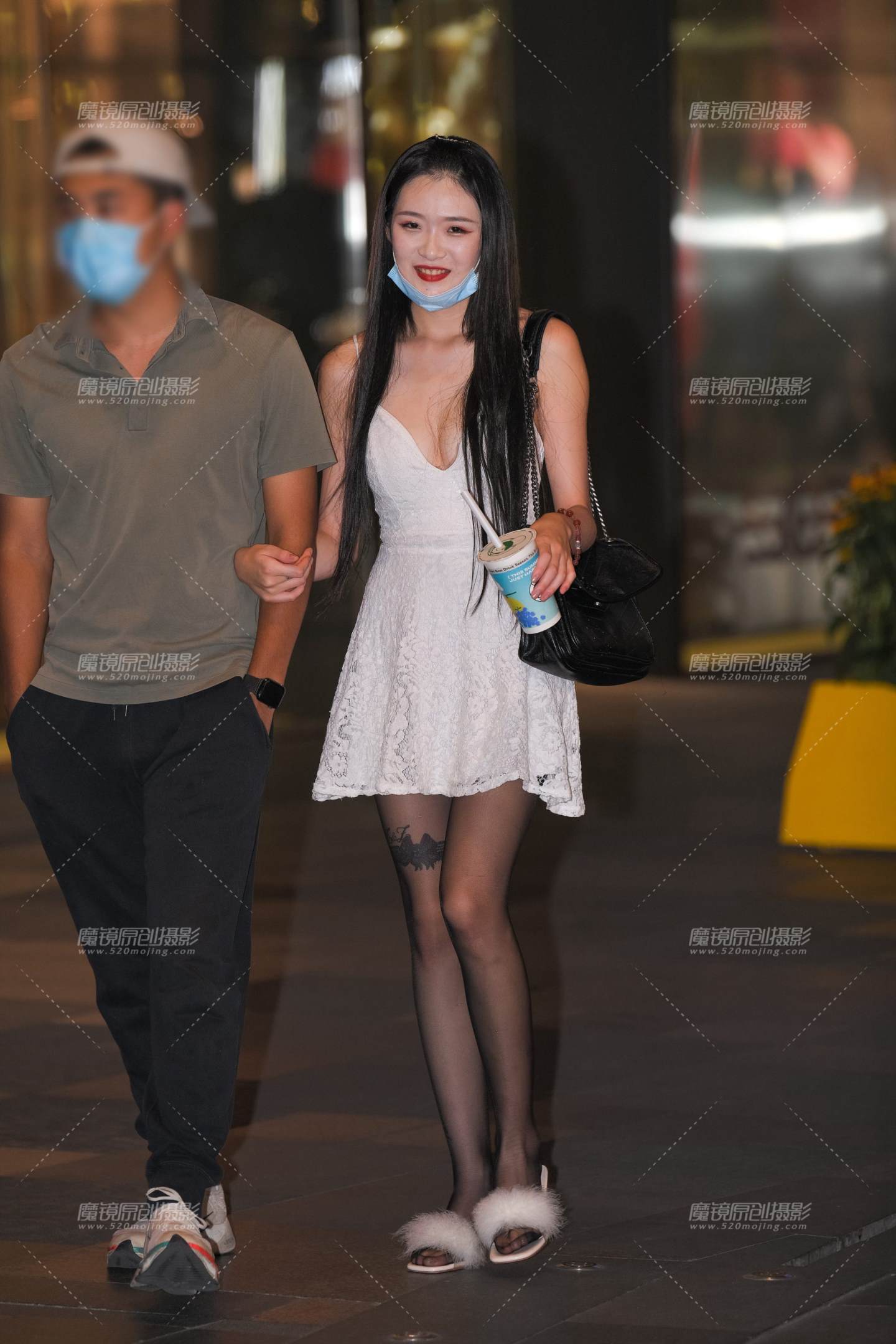 图片[1]-黑丝吊带白裙美女-街拍流行馆