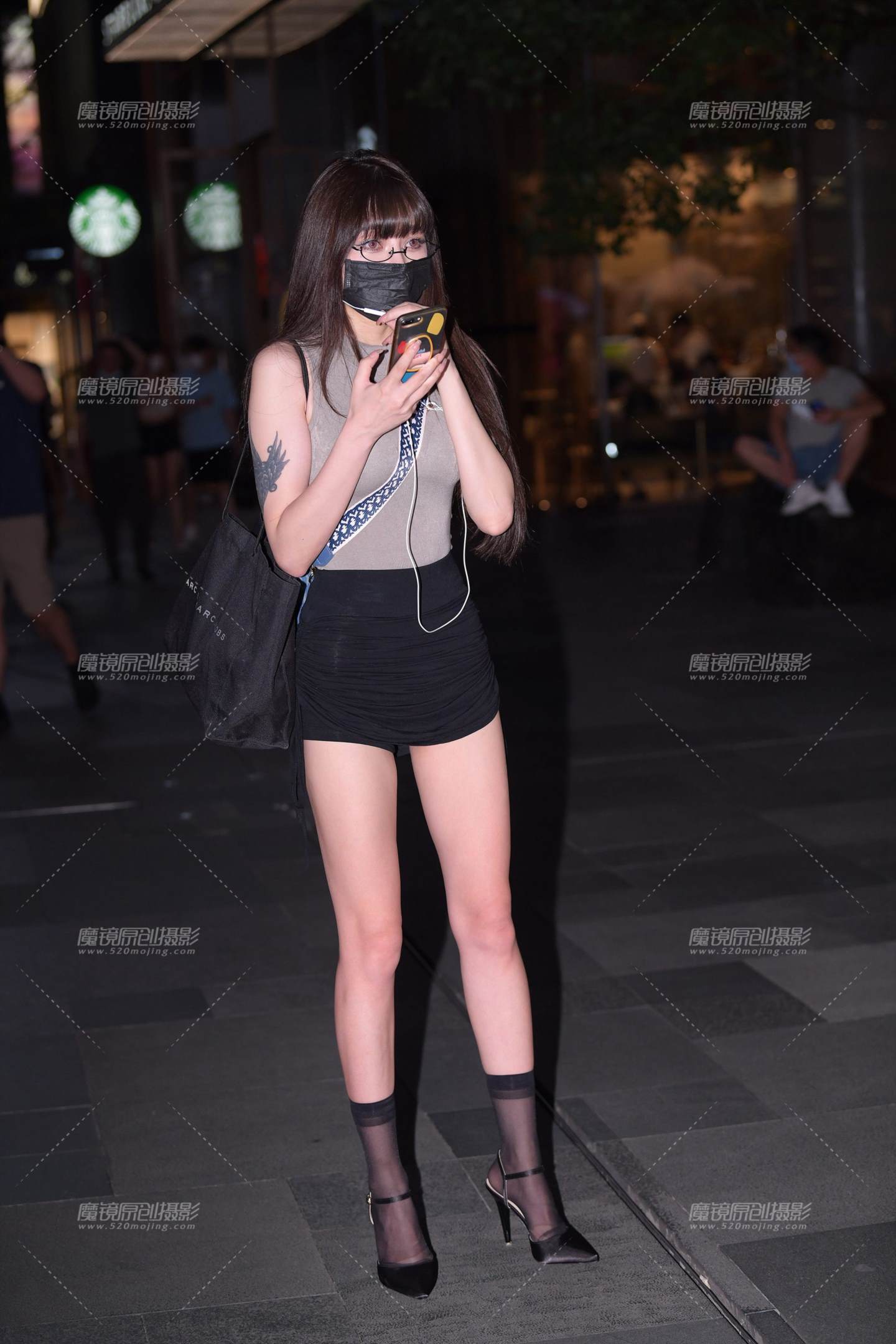 图片[1]-夜遇美腿高跟美女-街拍流行馆