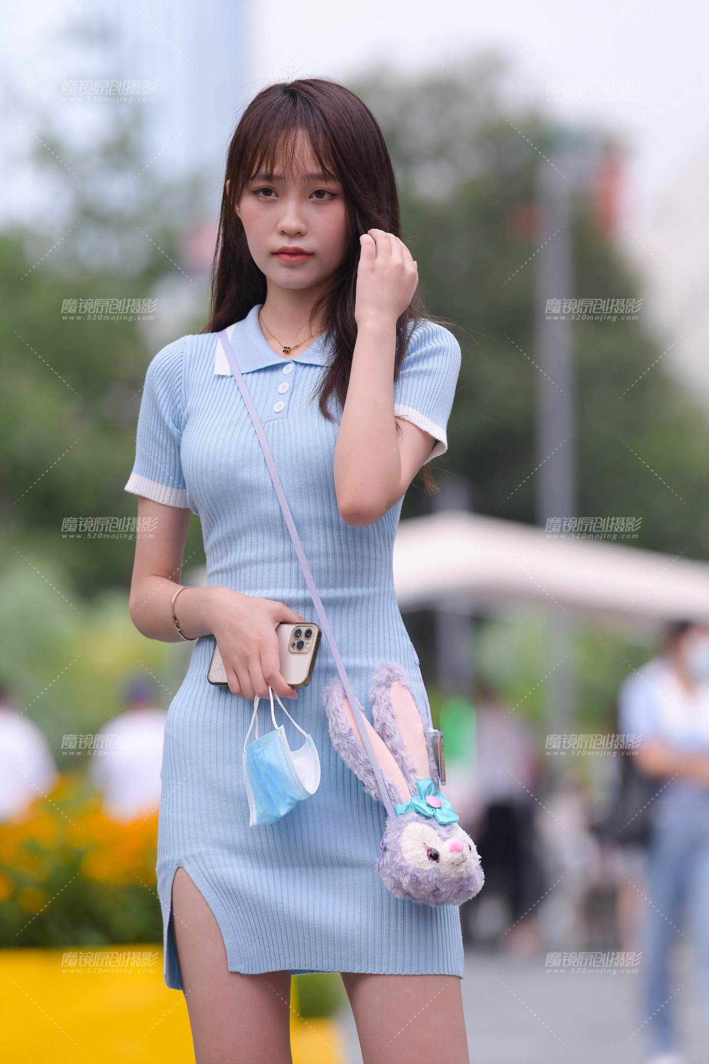 图片[1]-眉清目秀的美腿女孩-街拍流行馆