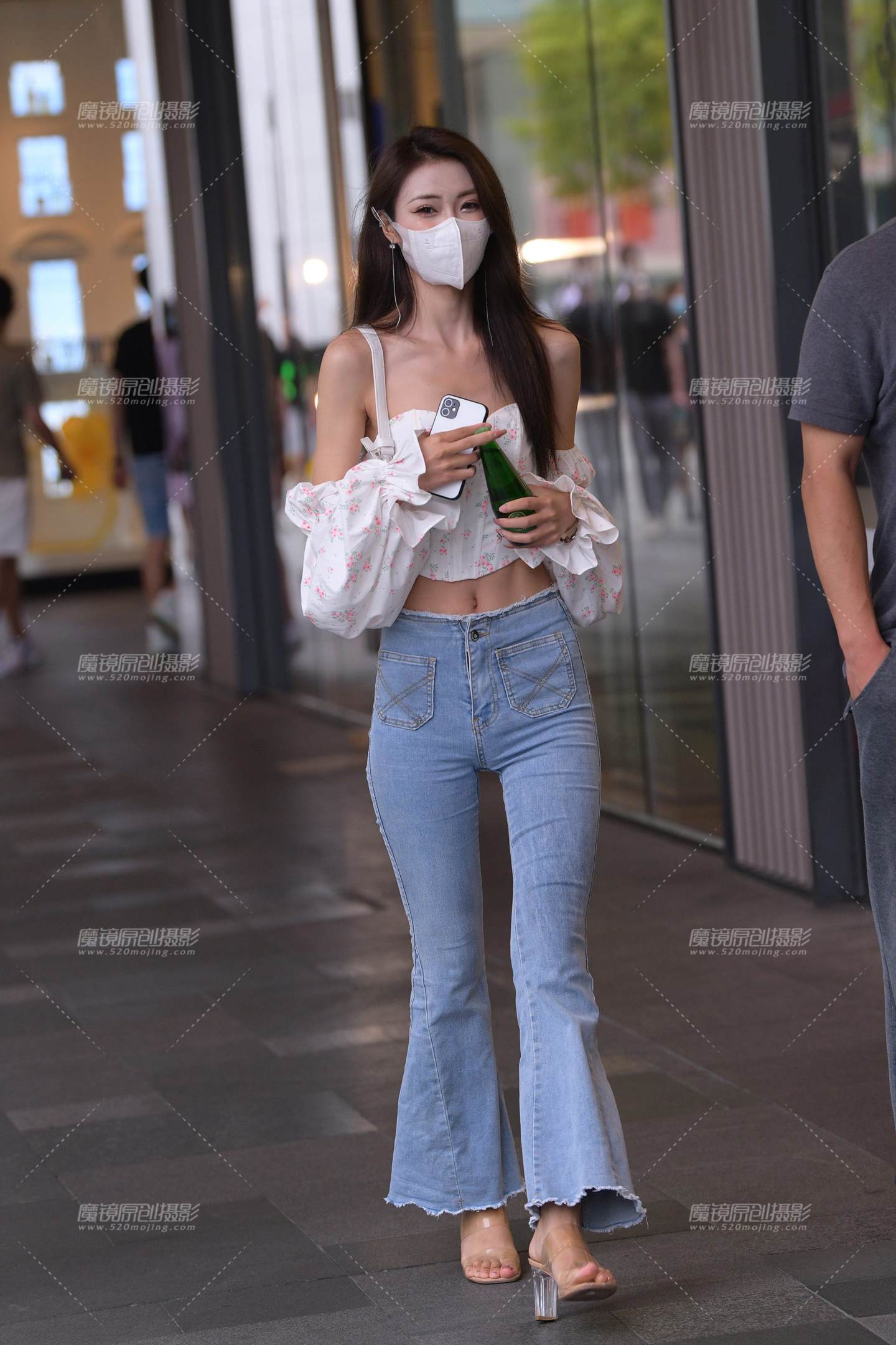 图片[1]-抹胸紧牛美女-街拍流行馆