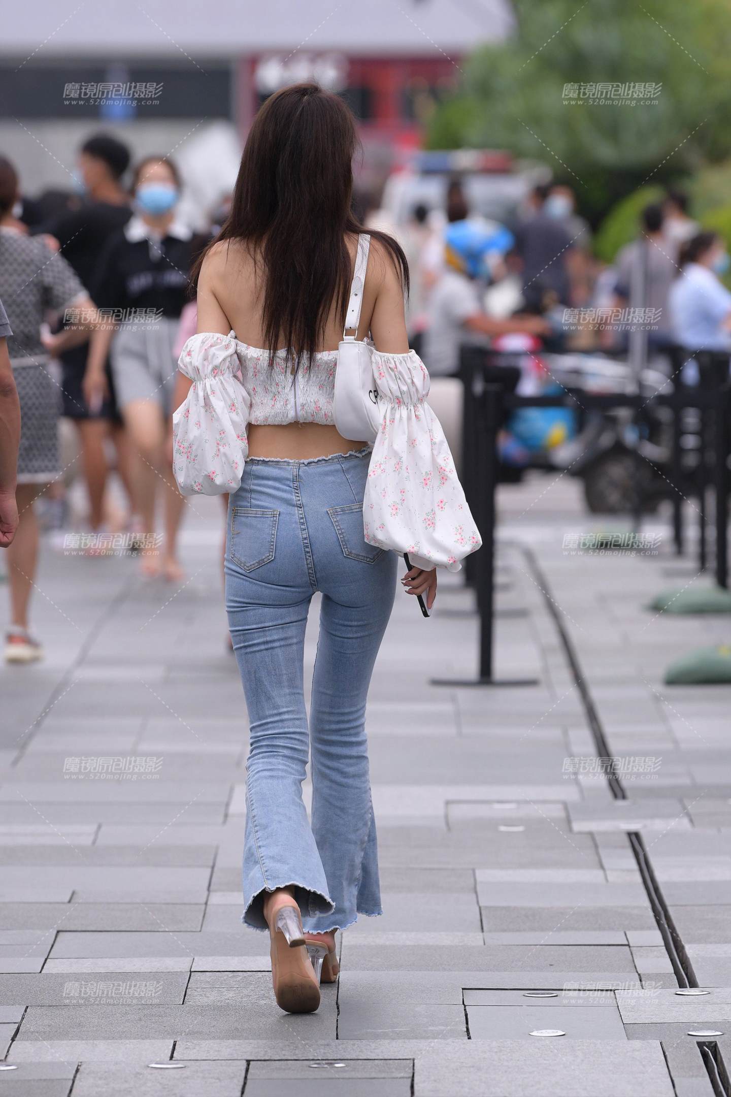 图片[2]-抹胸紧牛美女-街拍流行馆