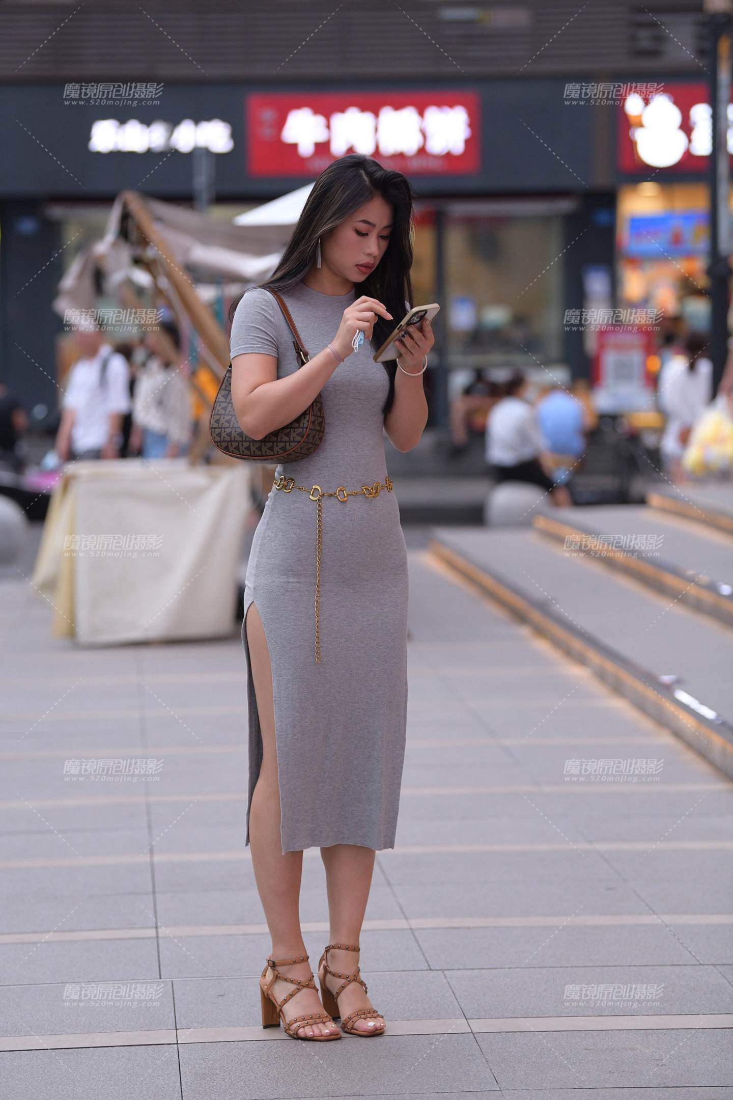图片[1]-灰色开衩裙美女-街拍流行馆