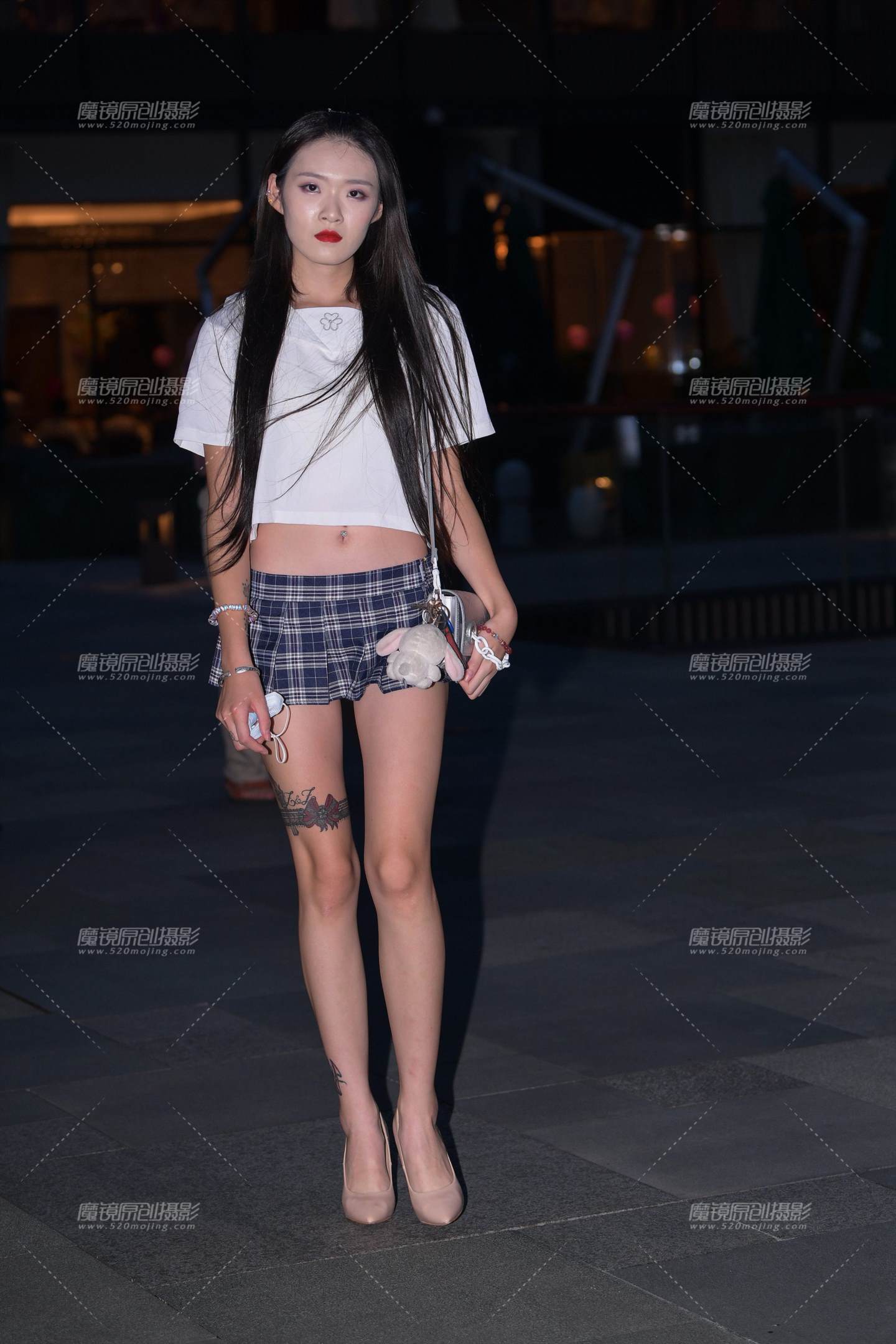 图片[1]-夜遇超性感超短百褶裙美女-街拍流行馆