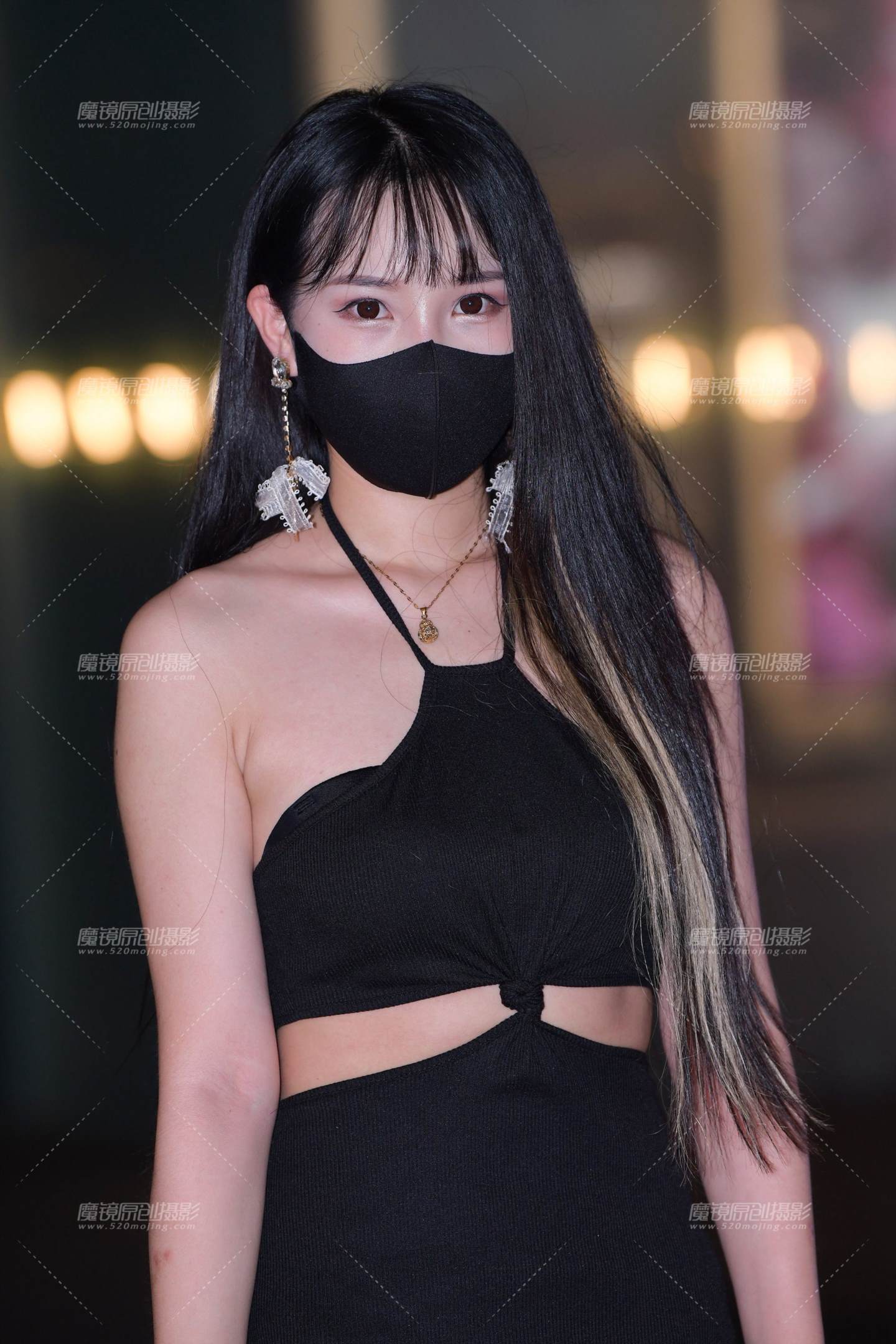 图片[1]-夜拍黑魅美女-街拍流行馆