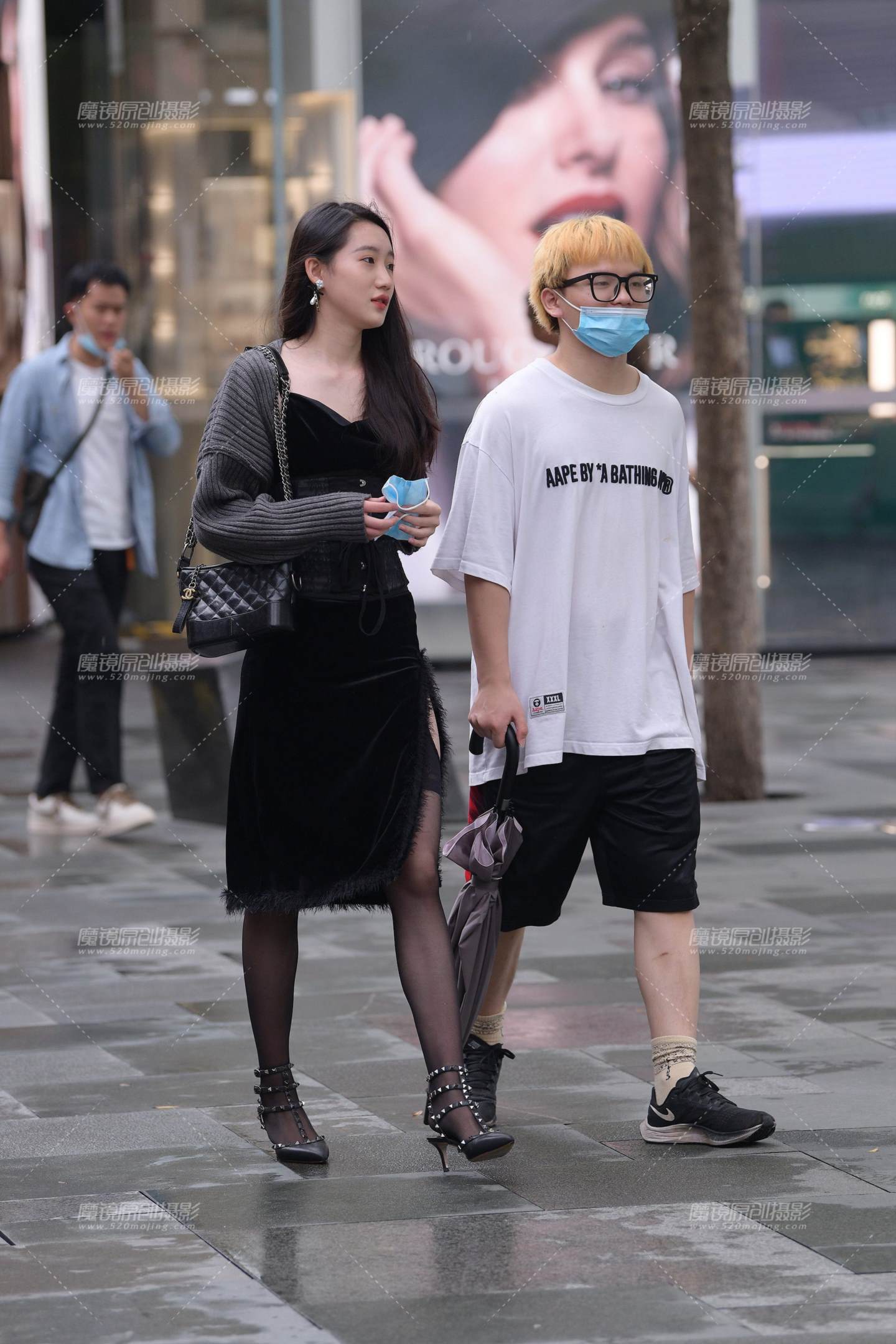 图片[3]-细雨下的黑丝高跟小姐姐-街拍流行馆