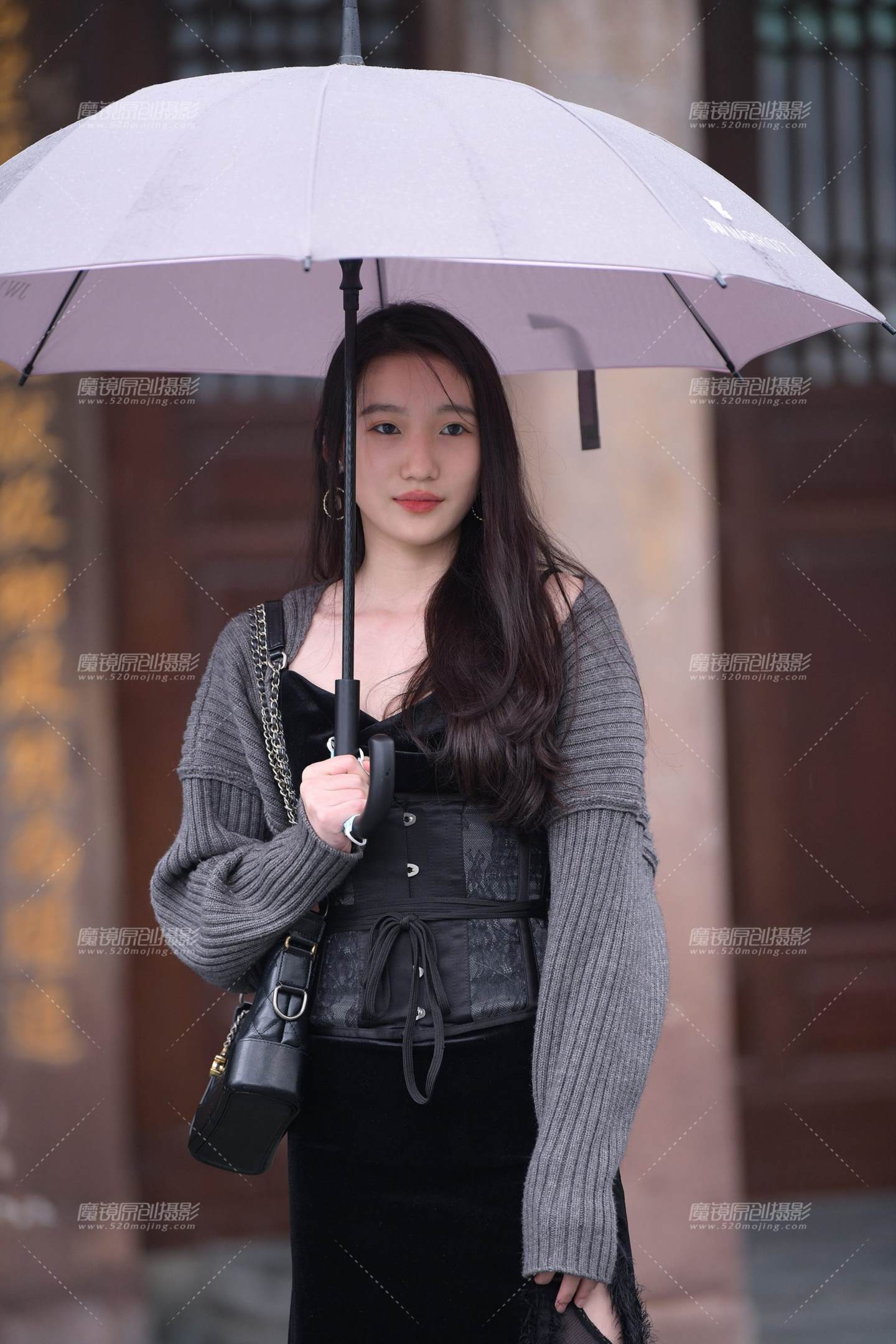 图片[1]-细雨下的黑丝高跟小姐姐-街拍流行馆