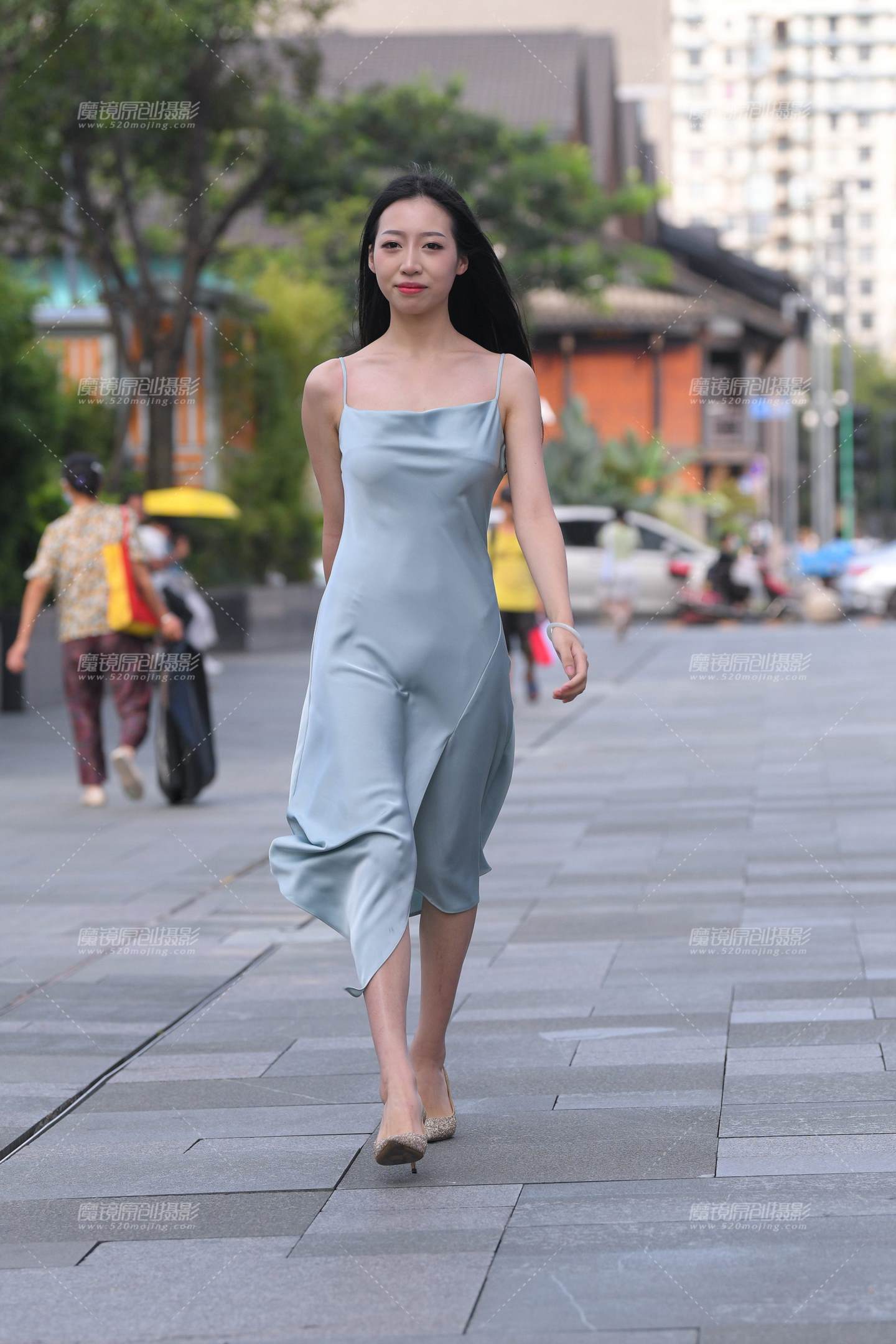 图片[1]-吊带裙美女，搭讪拍一下-街拍流行馆