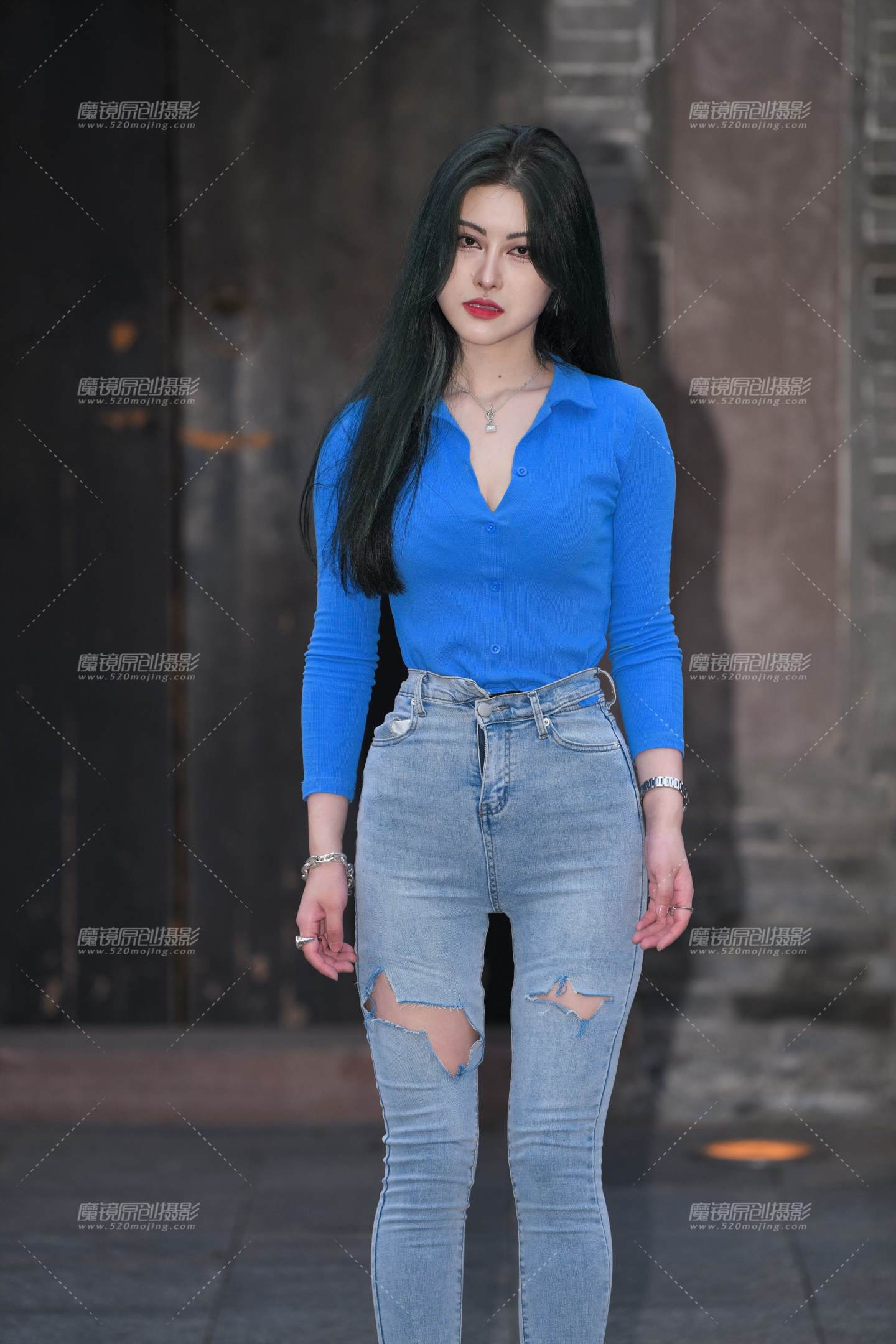 图片[1]-蓝衣紧身牛仔裤-街拍流行馆