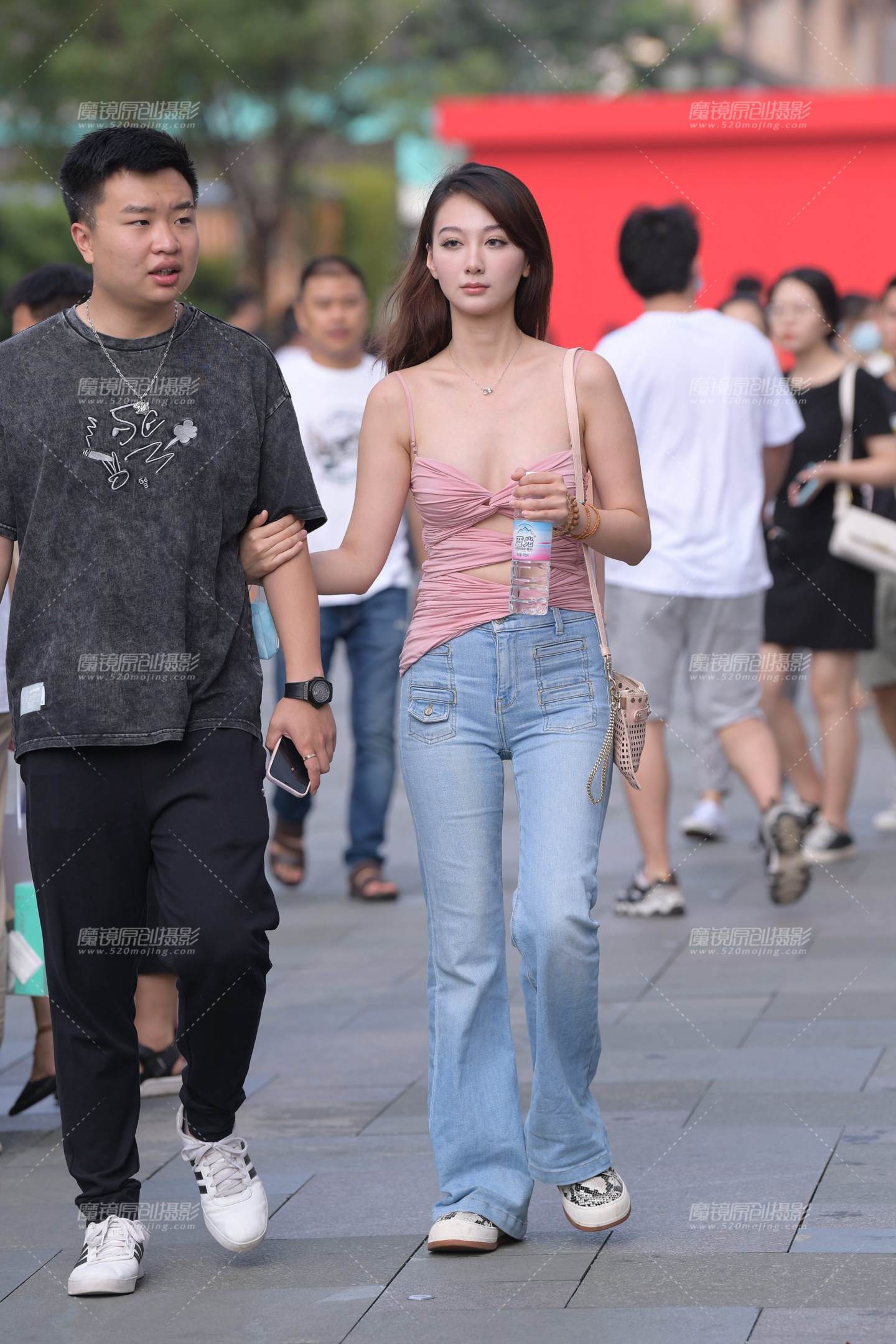 图片[1]-性感抹胸紧牛美女-街拍流行馆
