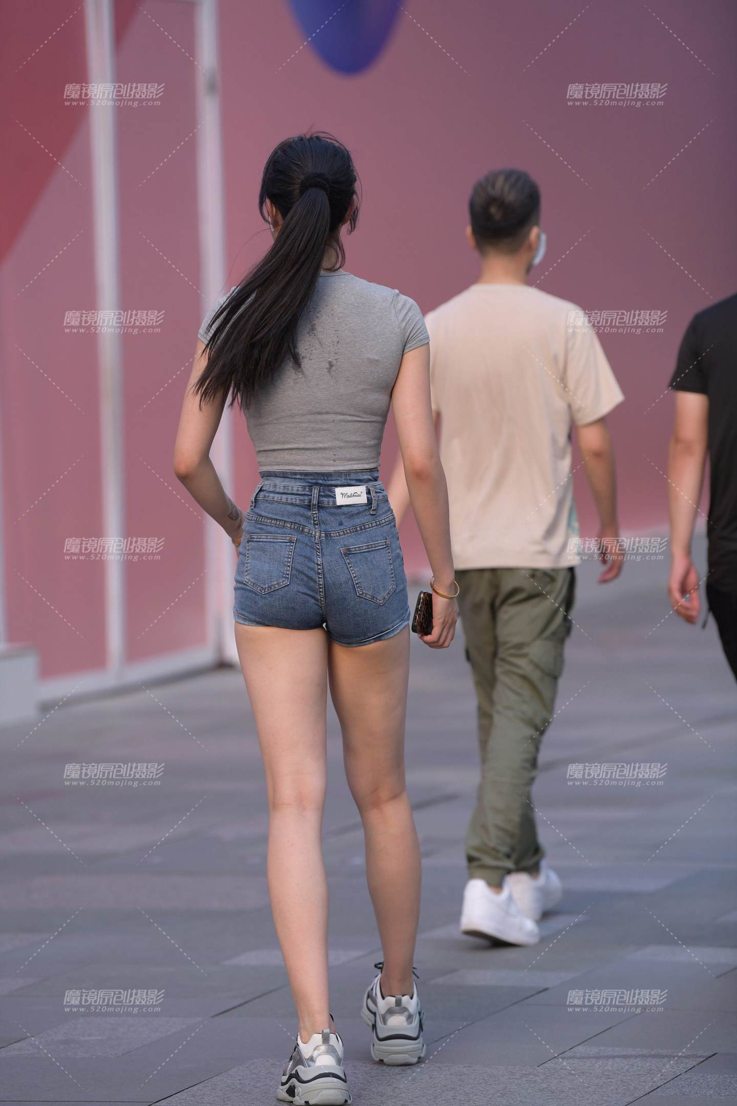 图片[2]-大长腿紧致热裤美女-街拍流行馆