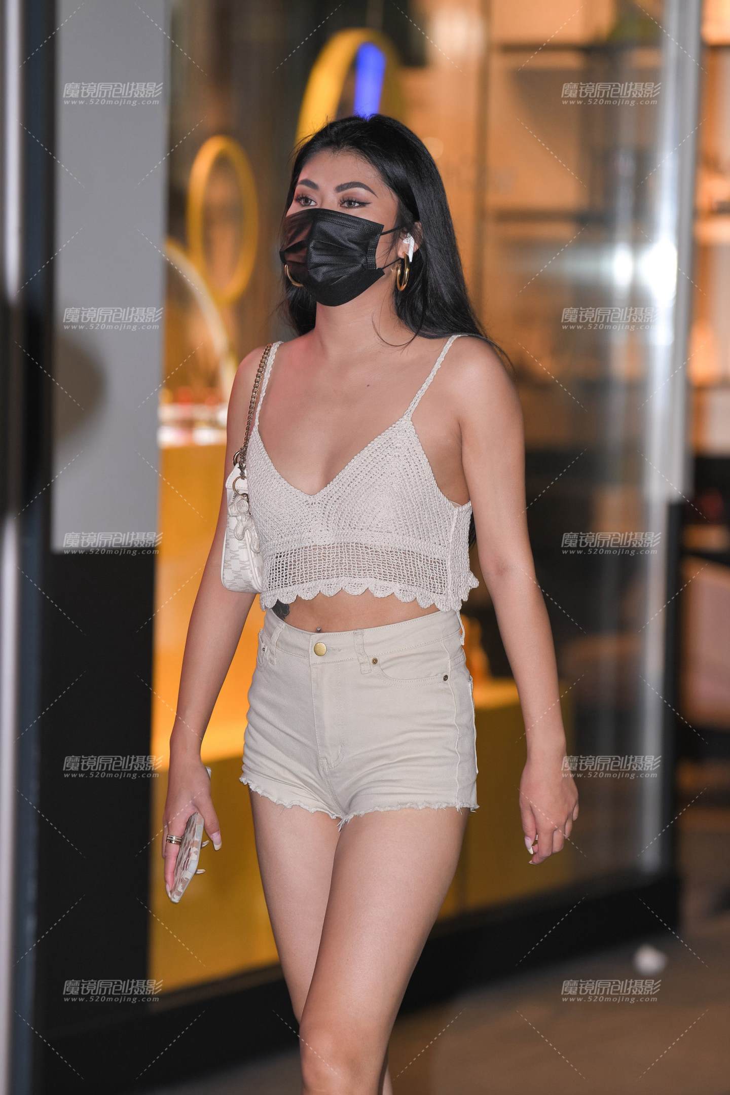 图片[1]-吊带热裤美女-街拍流行馆