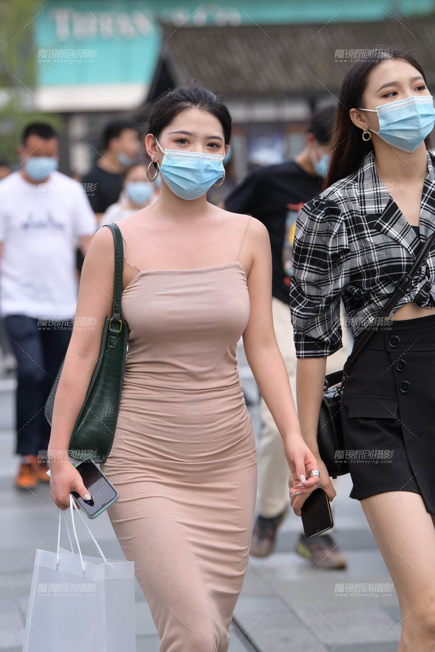 图片[3]-吊带裙丰腴的美女-街拍流行馆
