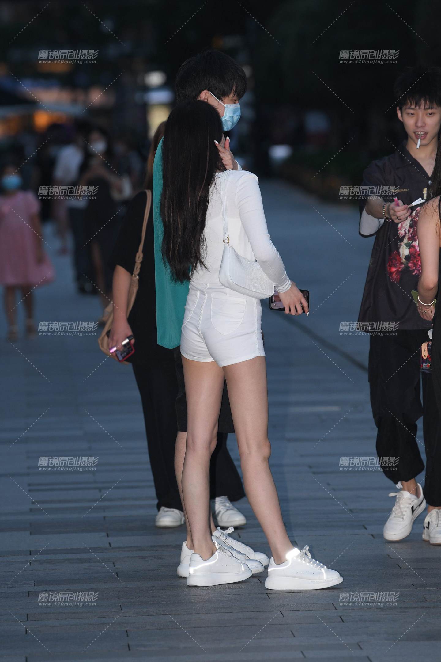 图片[3]-白热裤女孩-街拍流行馆