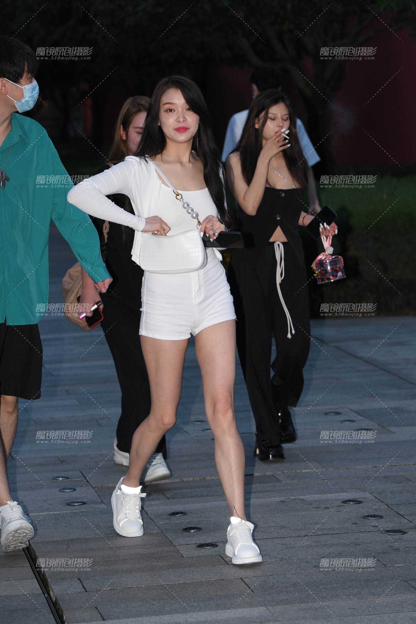 图片[1]-白热裤女孩-街拍流行馆