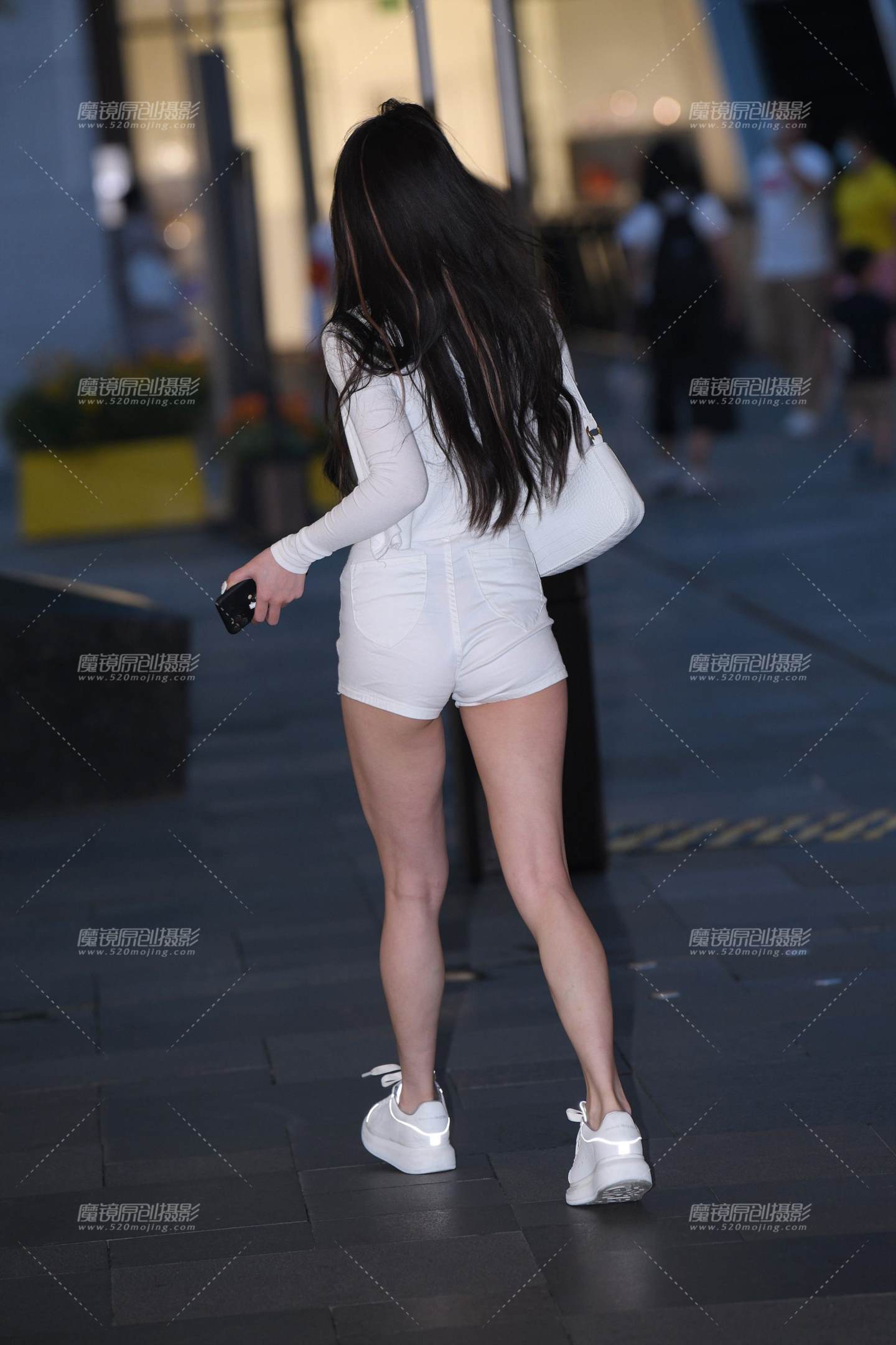图片[2]-白热裤女孩-街拍流行馆