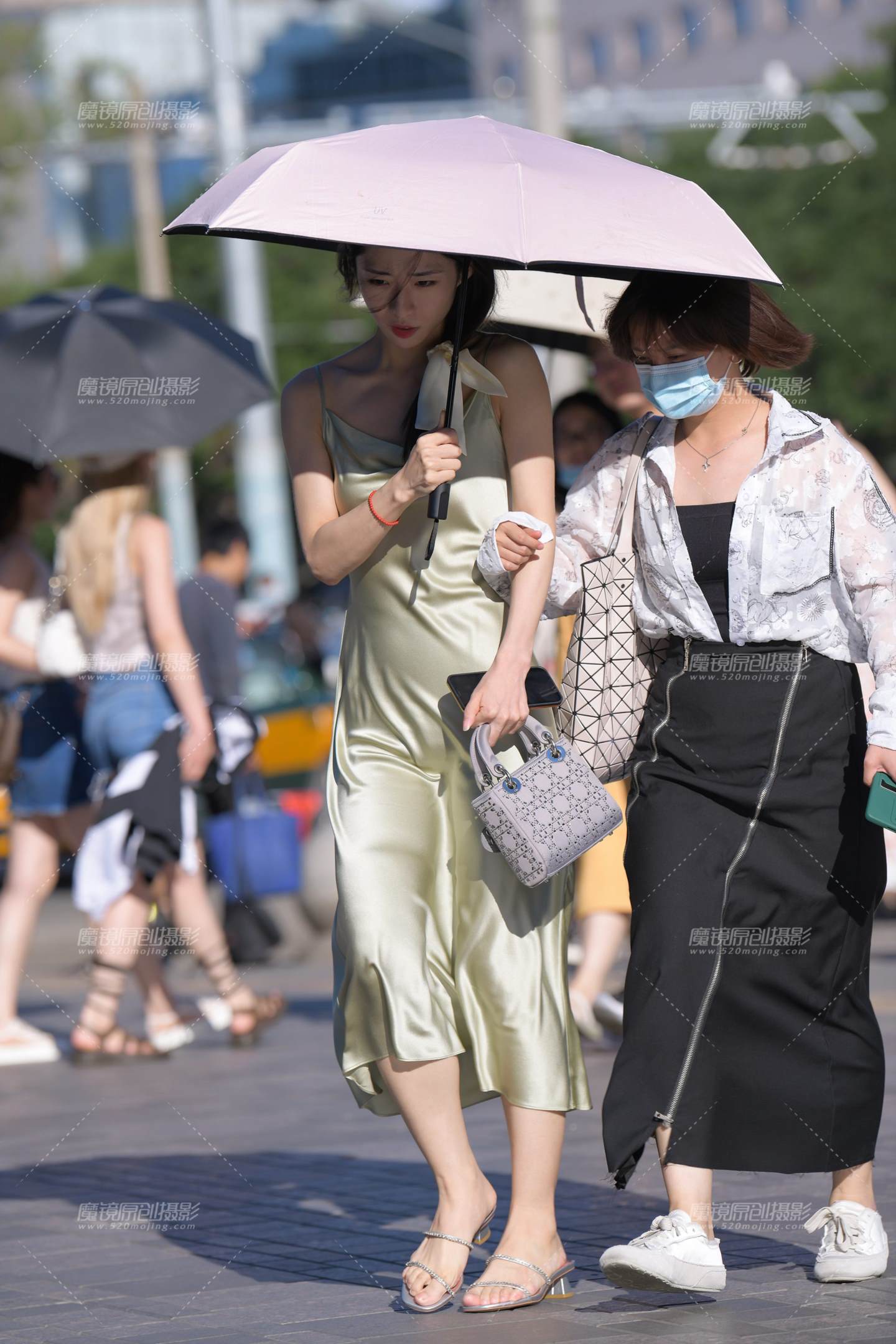 图片[1]-伞下美女-街拍流行馆
