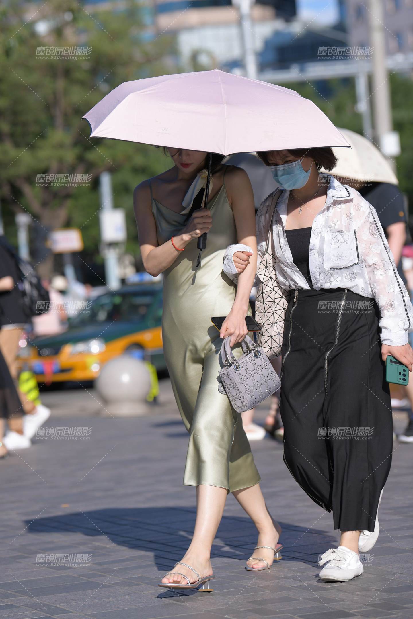 图片[3]-伞下美女-街拍流行馆