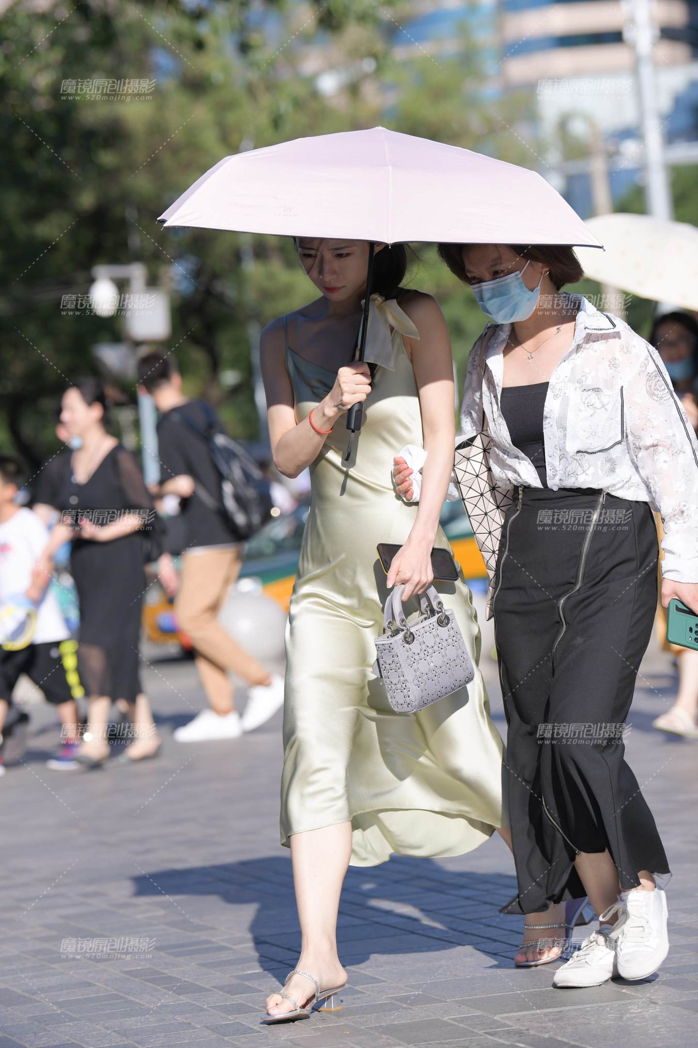 图片[4]-伞下美女-街拍流行馆