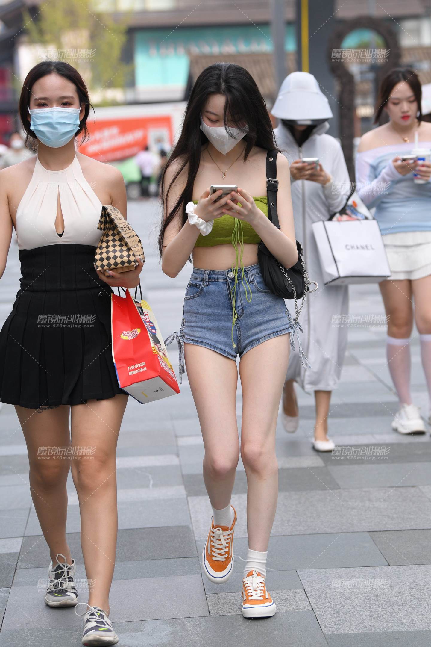 图片[1]-性感美腿热裤女孩-街拍流行馆